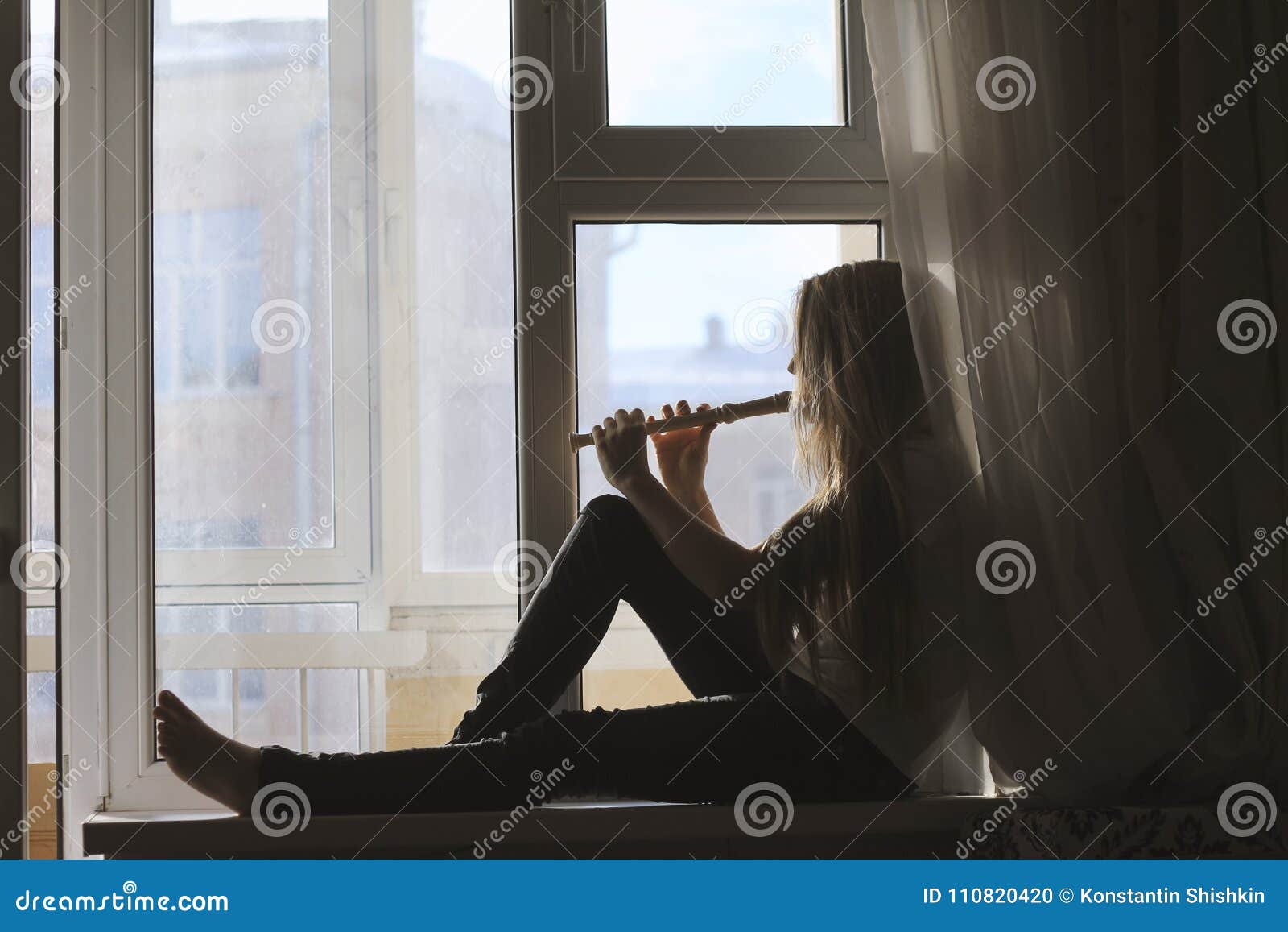 休息的和想法的妇女 有在家和喝坐窗台的茶的镇静女孩或咖啡 库存照片 - 图片 包括有 城市, 偶然: 98604388