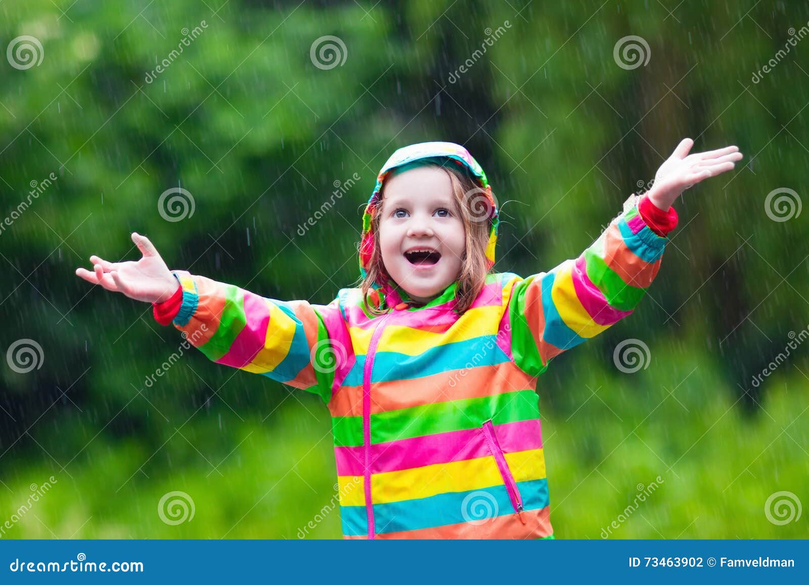 使用在雨中的小女孩在秋天 库存图片. 图片 包括有 逗人喜爱, 女孩, 幸福, 礼服, 婴孩, 室外, 槭树 - 57178675
