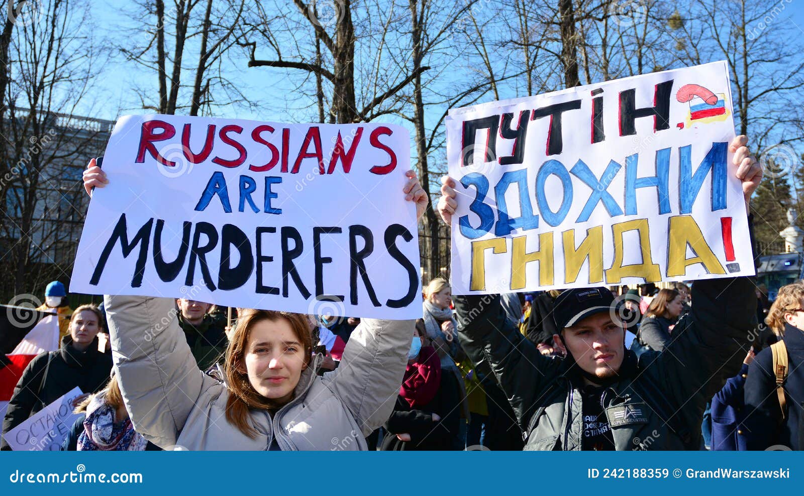俄罗斯华沙大使馆外的反战抗议. 示威者呼吁和平并谴责普京. 编辑类库存照片 - 图片 包括有 购买权, 演示: 242188548