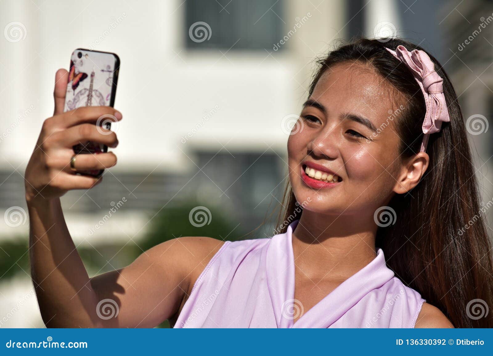式样年轻俏丽的菲律宾女人看照相机 库存图片. 图片 包括有 面部, 女性, 题头, 摆在, 种族, 聚会所 - 104219039