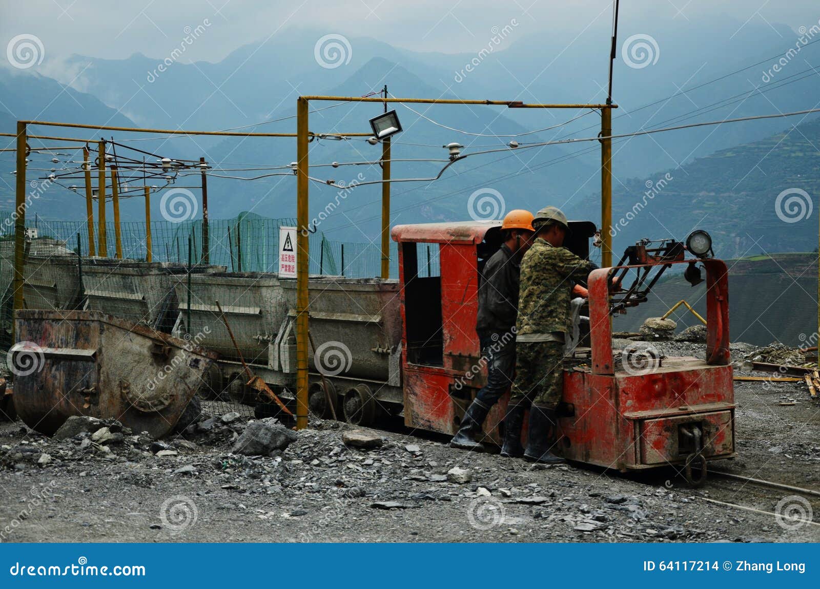 修理一点火车的采金矿工在中国