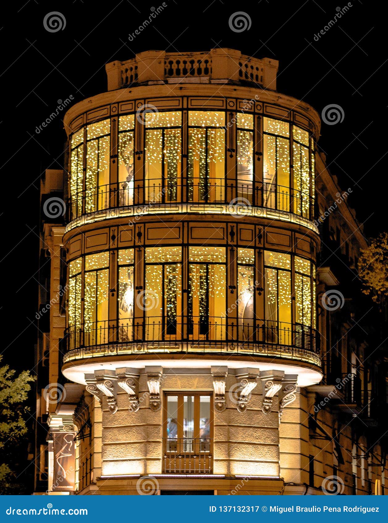 修造在Cuatro卡米诺斯正方形在马德里在与圣诞灯的晚上. 修造在Cuatro卡米诺斯正方形在马德里在与照亮大阳台窗口的圣诞灯的晚上