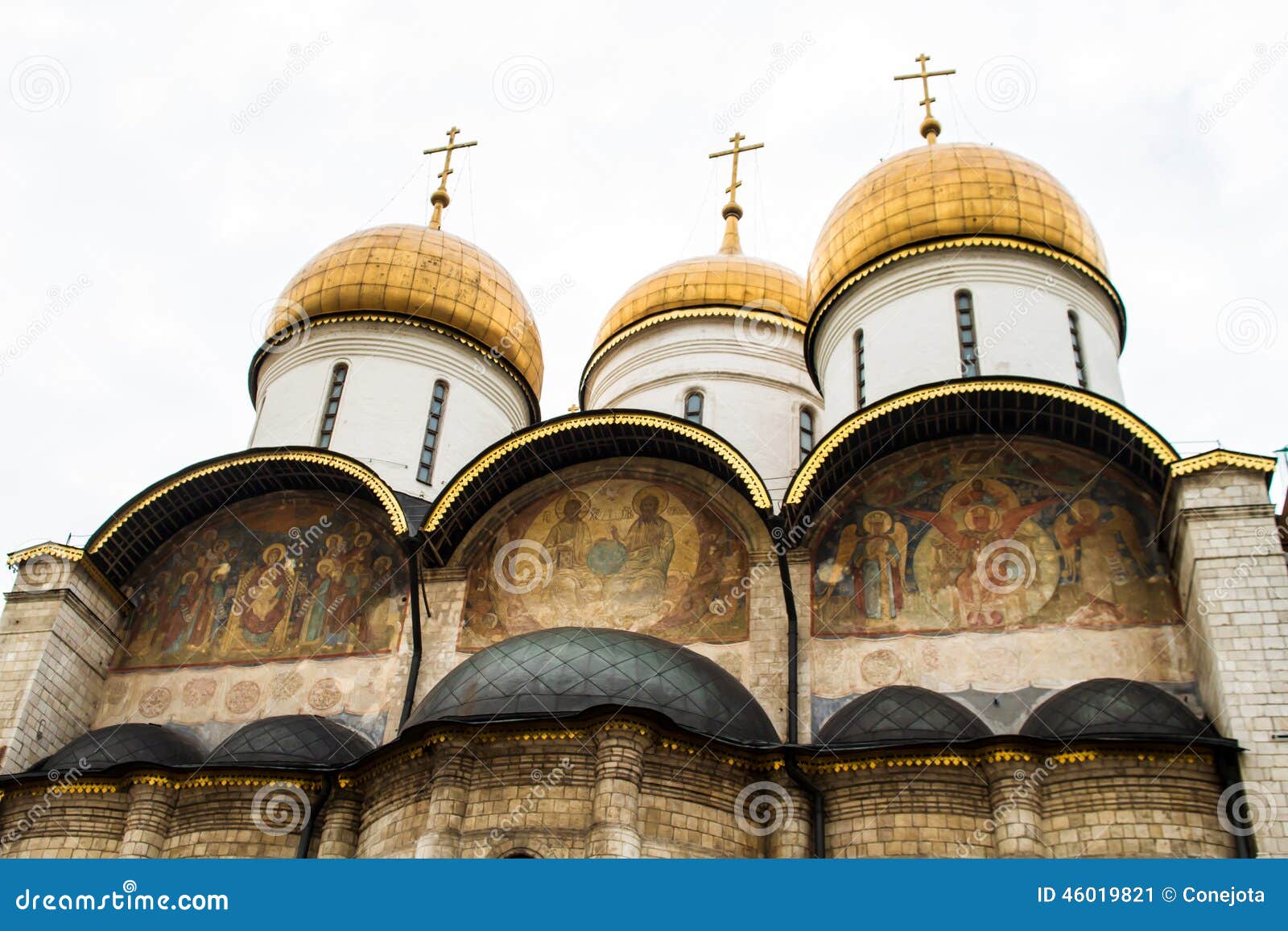 假定Cathedral.Varna正统大教堂St假定晚上. 在克里姆林宫里面的假定大教堂，在莫斯科，俄罗斯