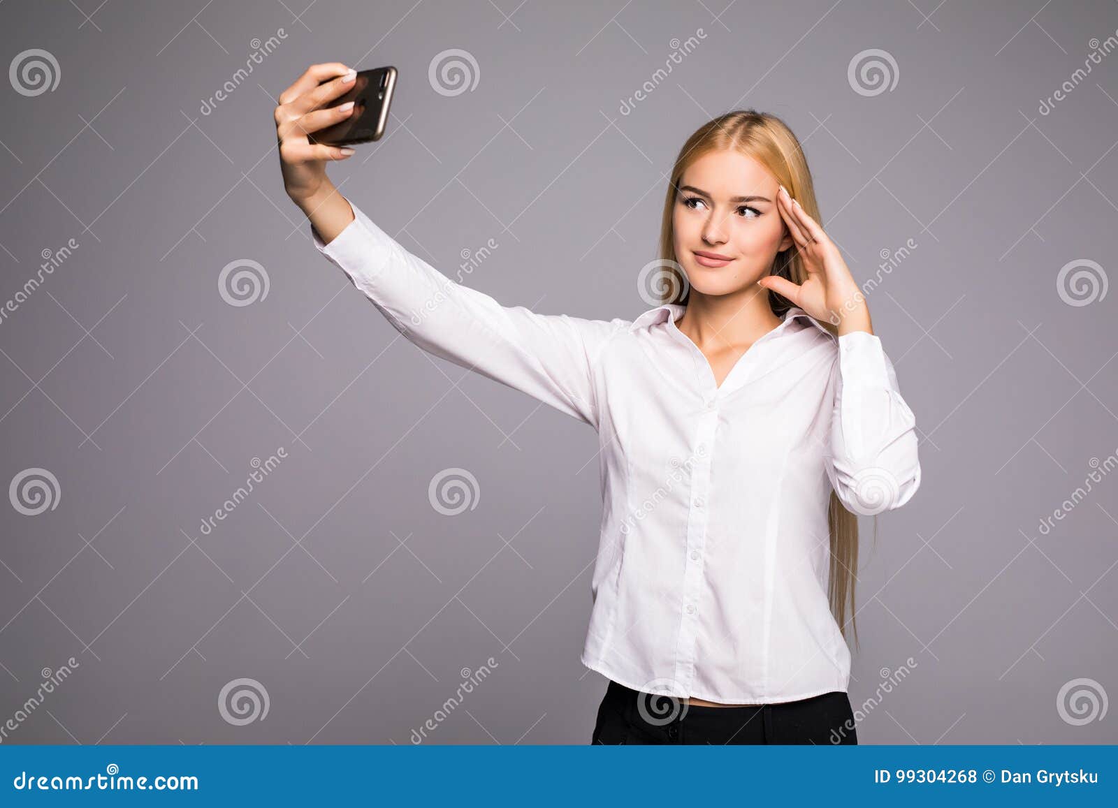 白色背景中站立使用手机的可爱女孩 库存图片. 图片 包括有 移动, 商业, 查出, 聚会所, 现有量, 阿帕卢萨马 - 224041193