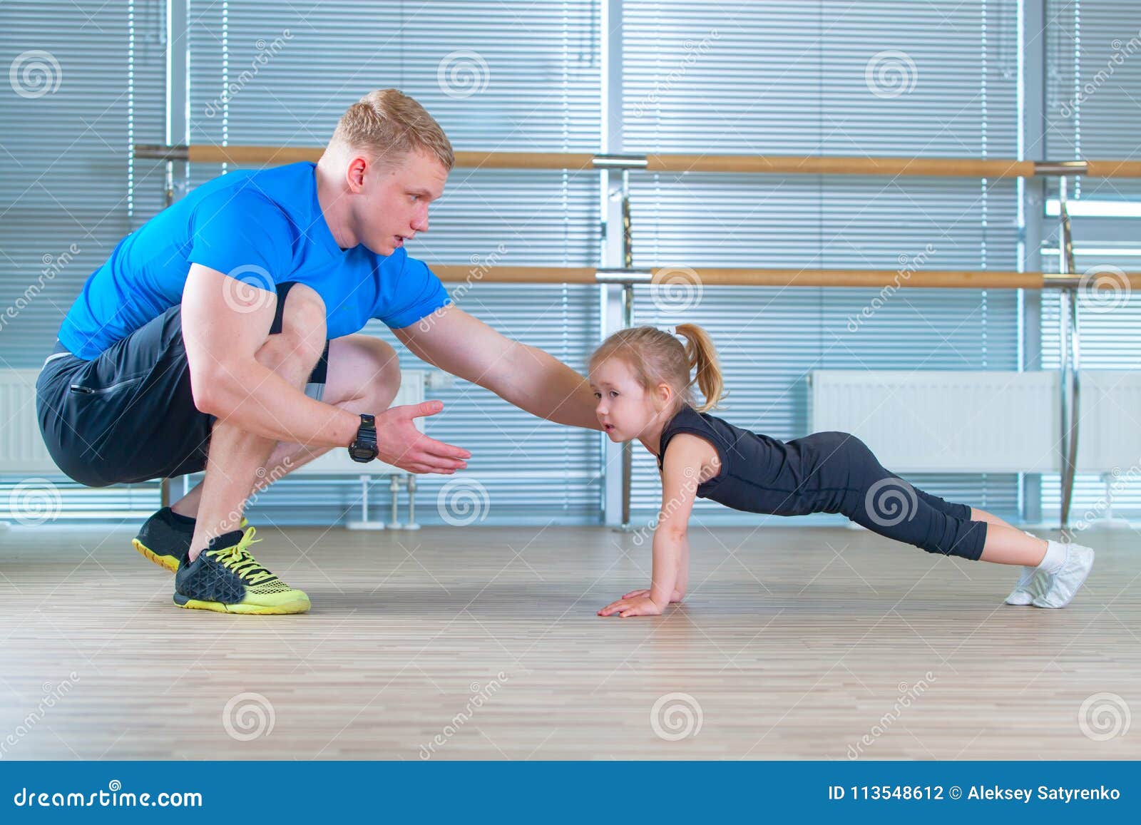 做在健身房的小组孩子孩子体操与托儿所老师 库存图片. 图片 包括有 背包, 女演员, 水平, 体操, 健身 - 72970321