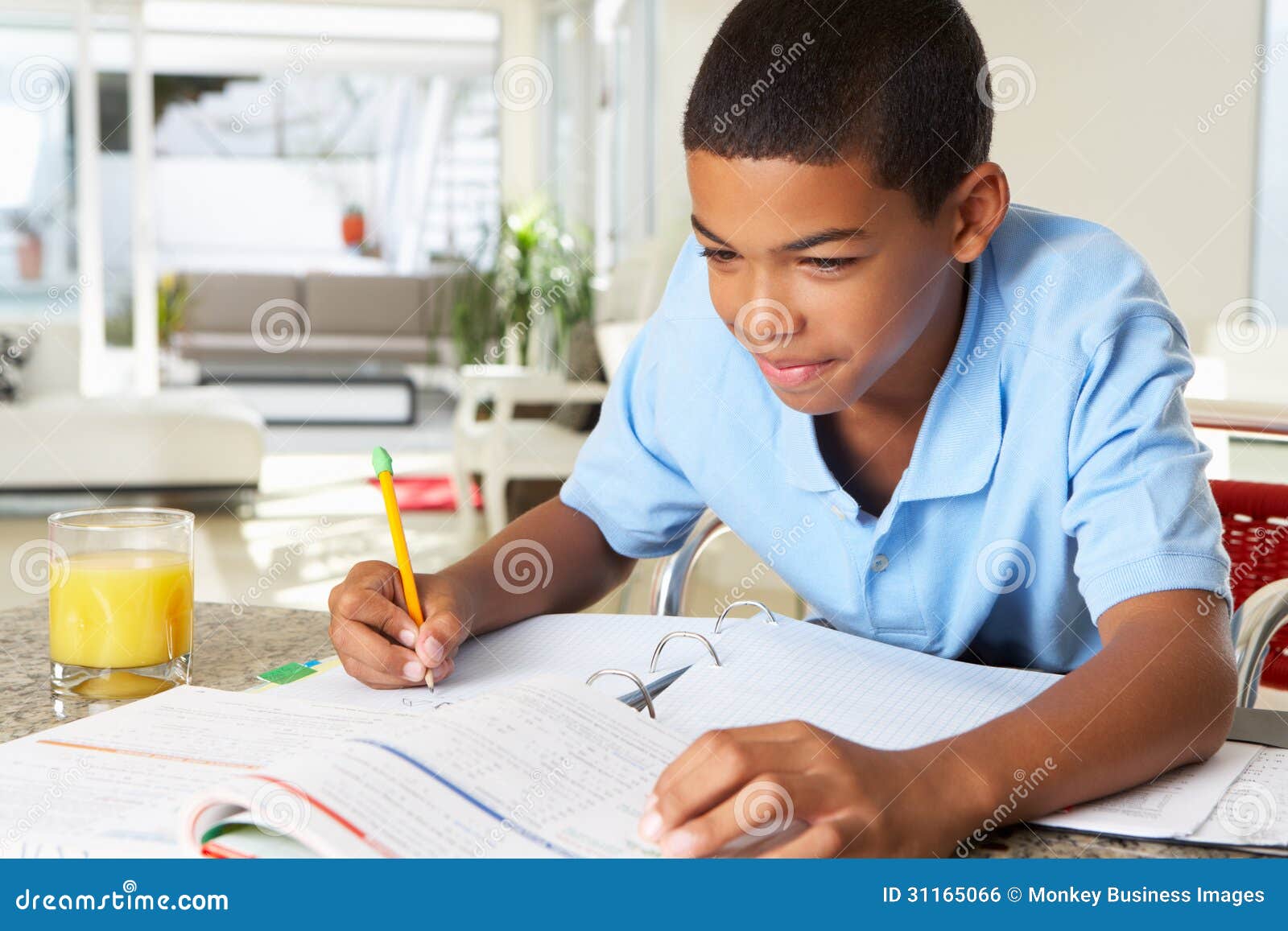 观看他们的儿子的父母做家庭作业 库存照片. 图片 包括有 儿子, 帮助, 男人, 学生, 钉书匠, 人们 - 67148930