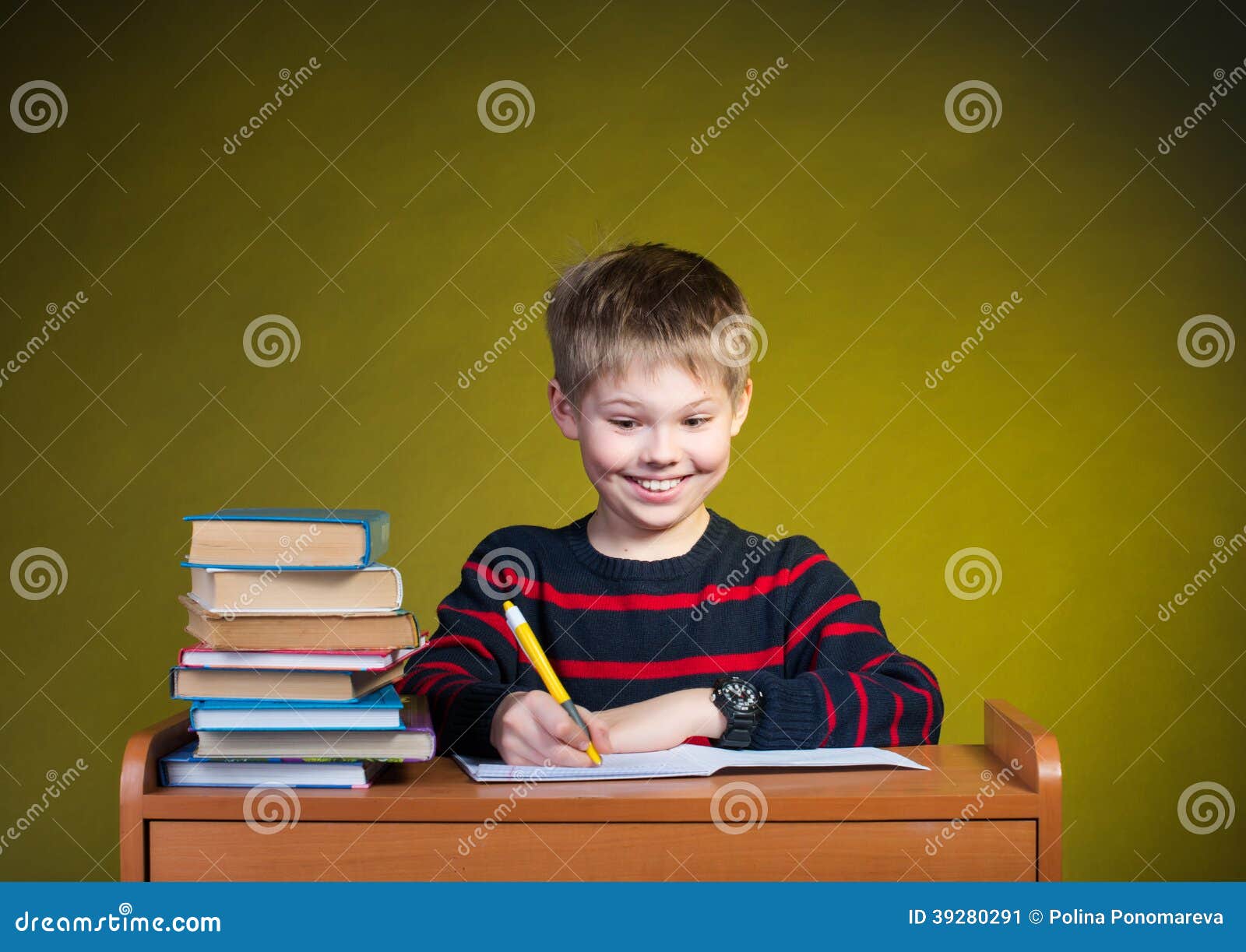 小学生做家庭作业的画像 库存照片. 图片 包括有 龙舌兰, 微笑, 课程, 孩子, 他的, 少许, 男小学生 - 183010946