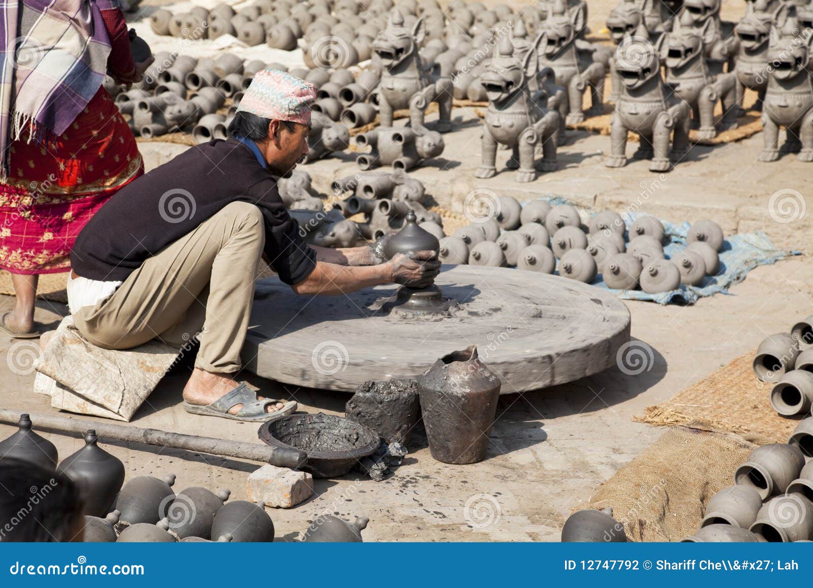 做尼泊尔瓦器的bhaktapur 图库摄影片. 图片 包括有 陶瓷, 艺术, 缩放比例, 加德满都, 工匠 12747792