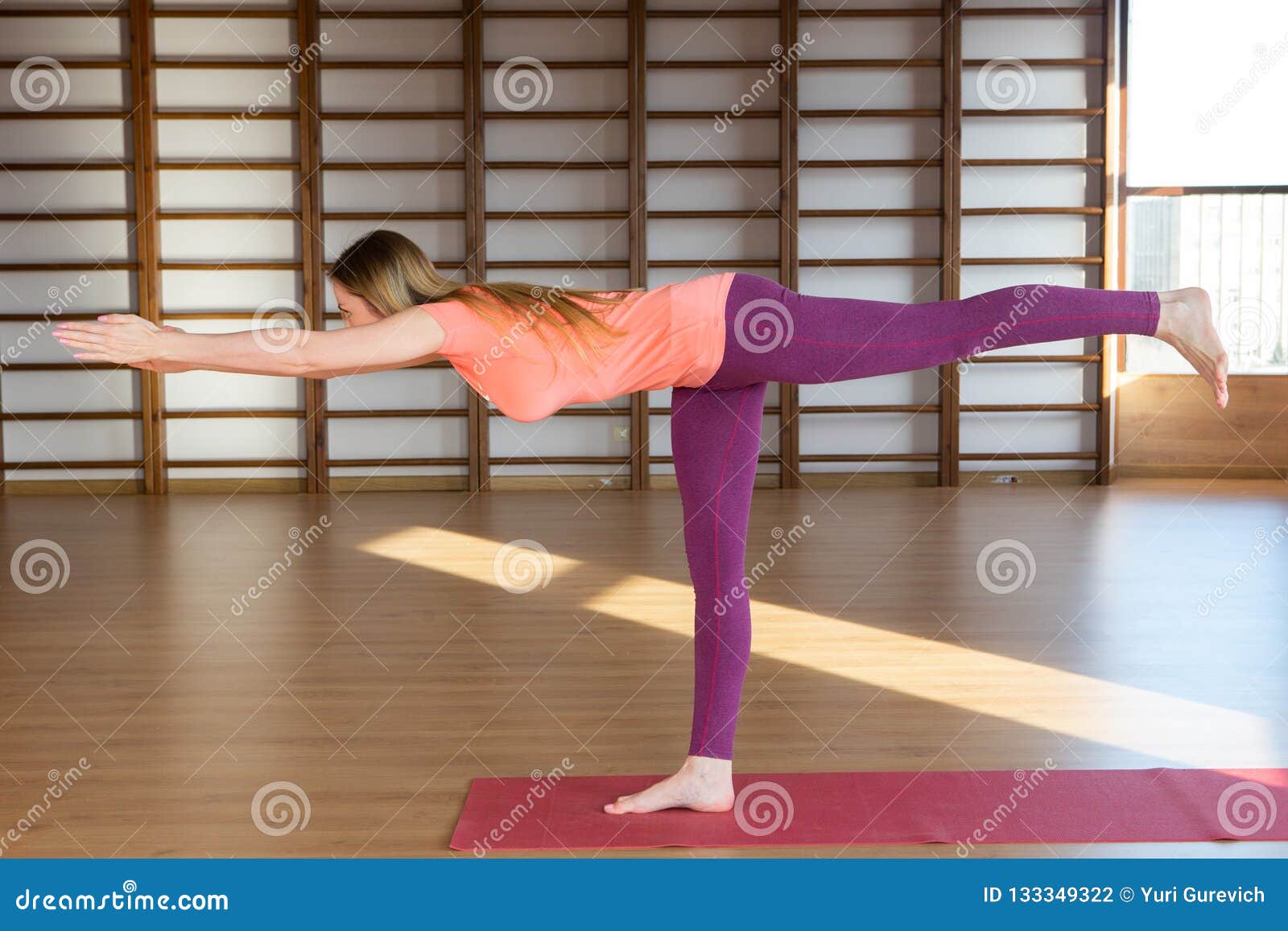 做瑜伽实践-健康生活和自然平衡的概念的运动的年轻女人在身体和心理发展放松和凝思之间