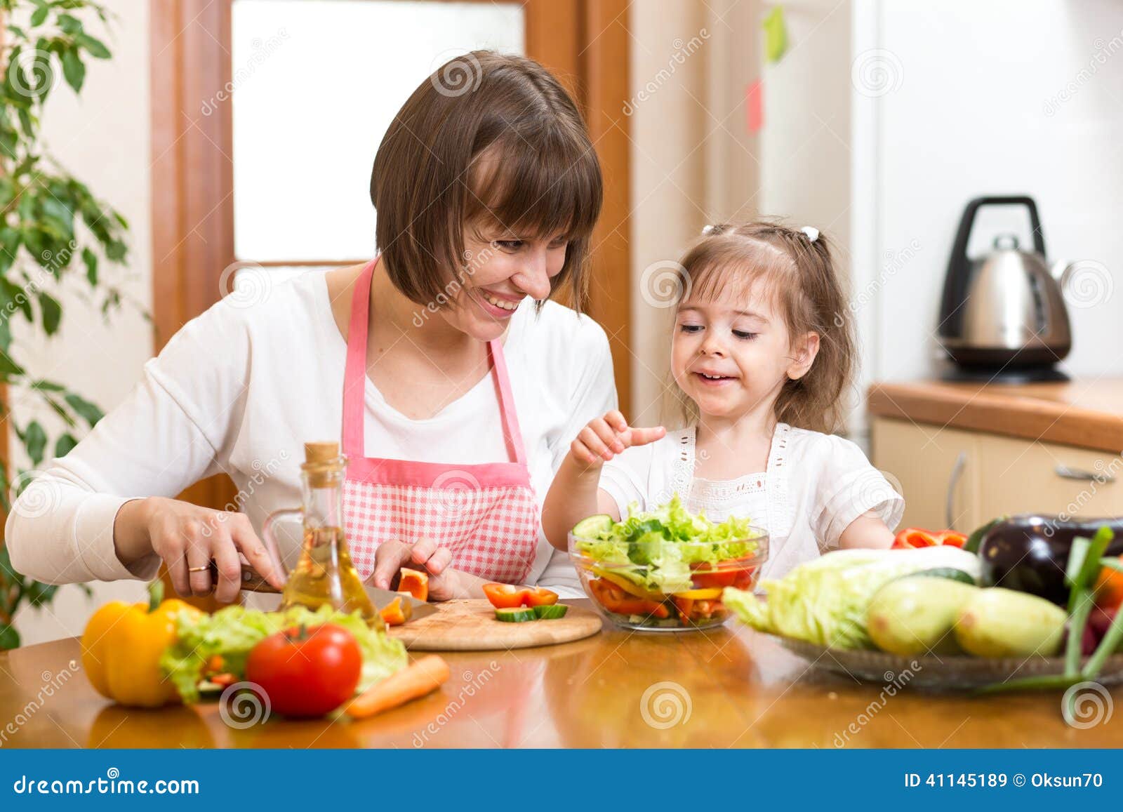 小女孩和她妈妈在厨房做饭。照片摄影图片_ID:308265770-Veer图库