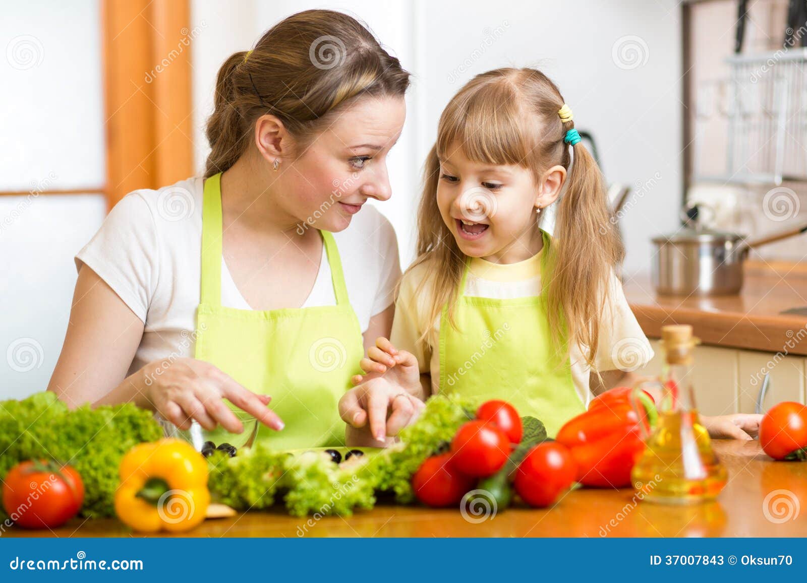母亲在厨房教女儿做饭照片摄影图片_ID:138907266-Veer图库