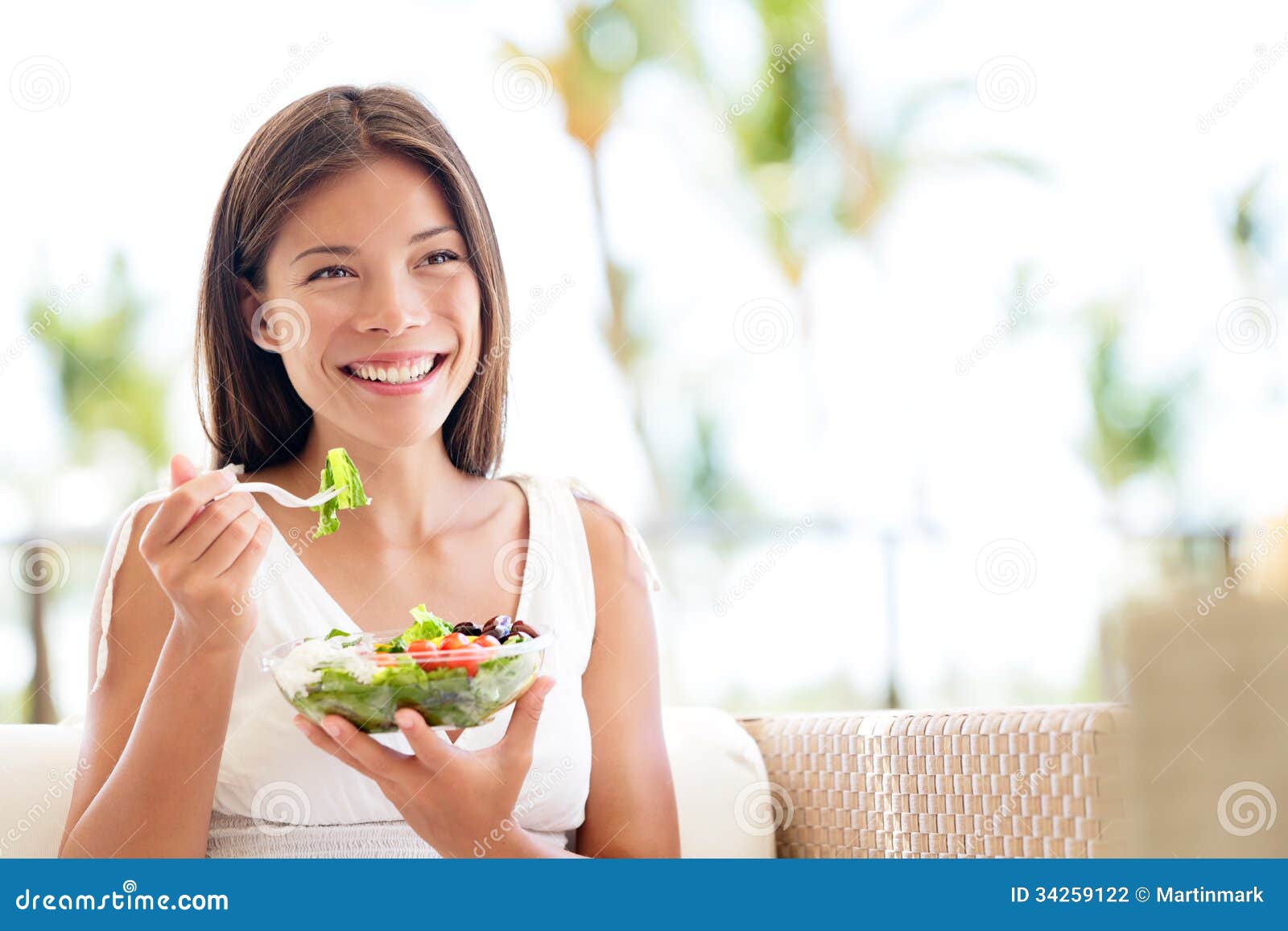 健康生活方式妇女吃沙拉微笑愉快