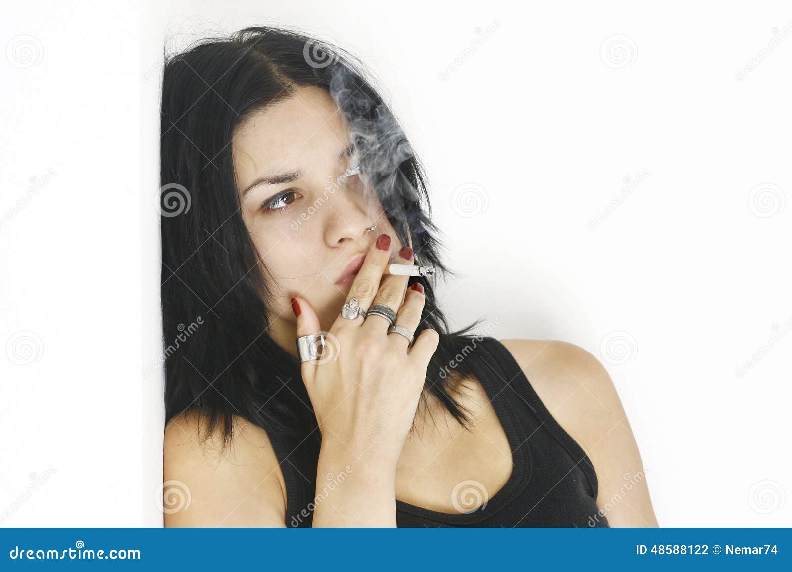 A055639-人物-时尚-黑白美女-抽烟 - 高清壁画素材-壁画_电视背景墙_沙发背景墙_壁画素材