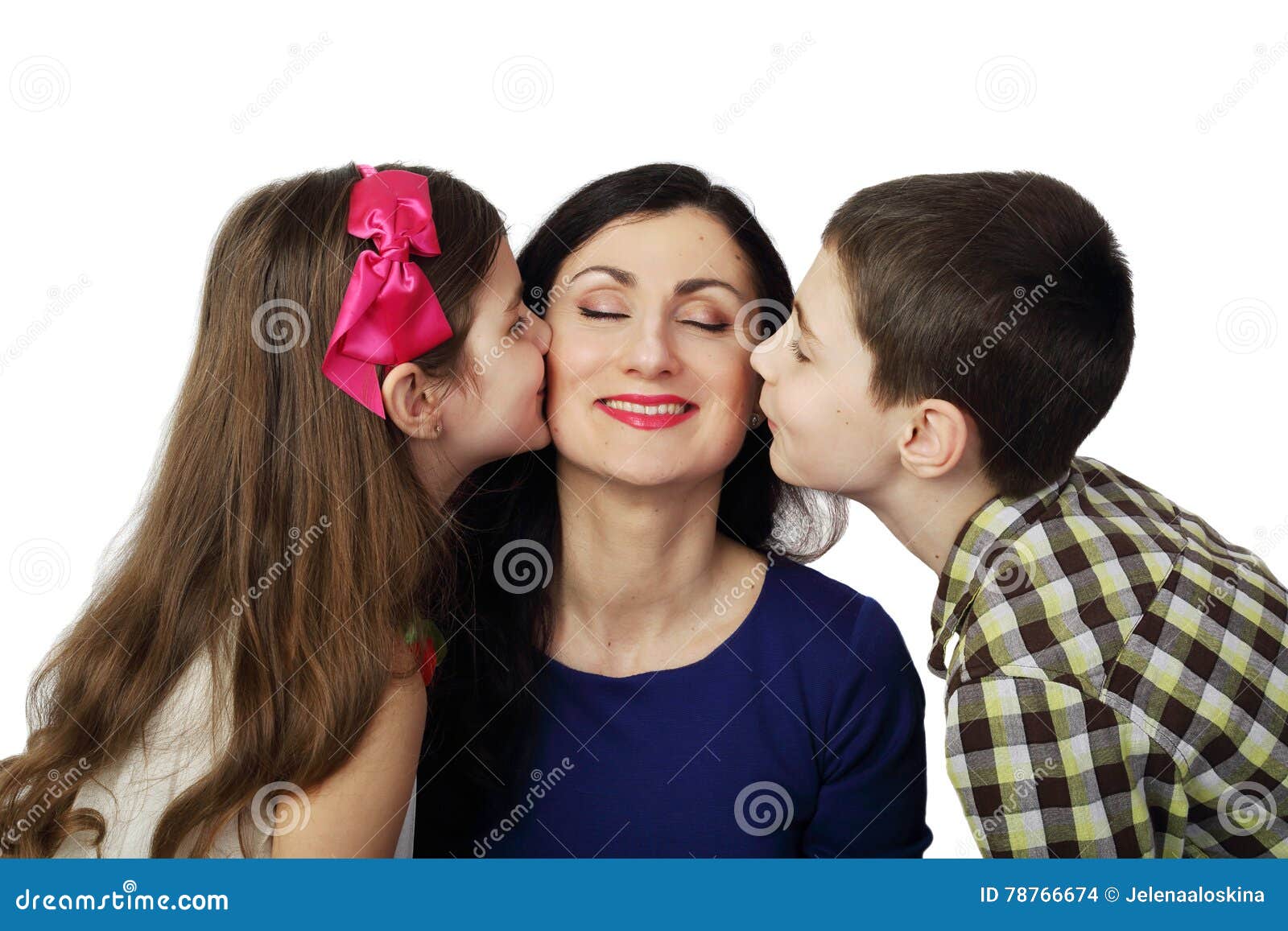 亲吻有花的女儿愉快的母亲 库存照片. 图片 包括有 女孩, 受影响, 系列, 有吸引力的, 早晨, 逗人喜爱 - 38013598