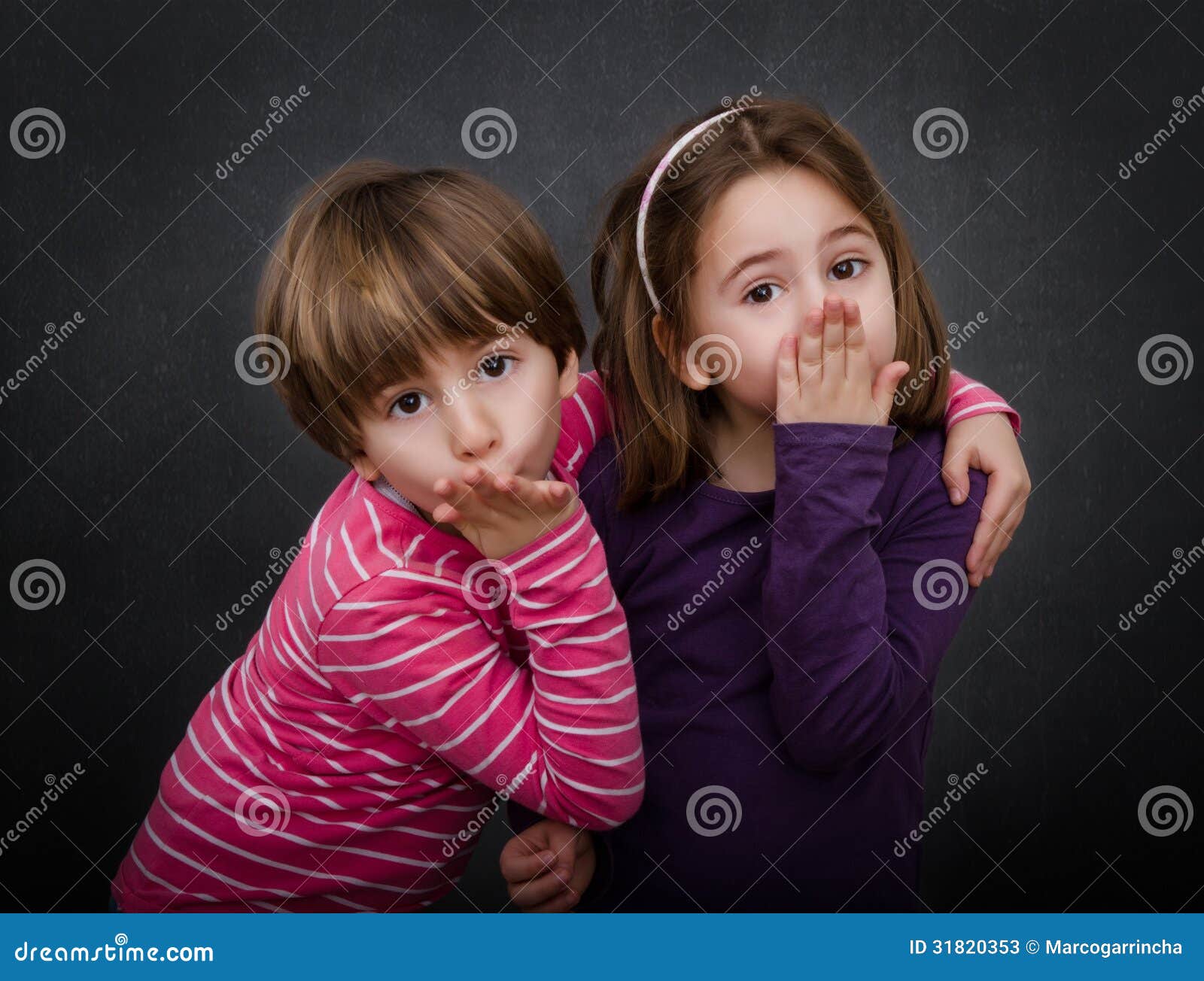 两个小女孩，学龄前儿童，年幼的姐妹，笑着 孩子们亲吻头部概念 关爱 库存图片 - 图片 包括有 愉快, 子项: 174129697
