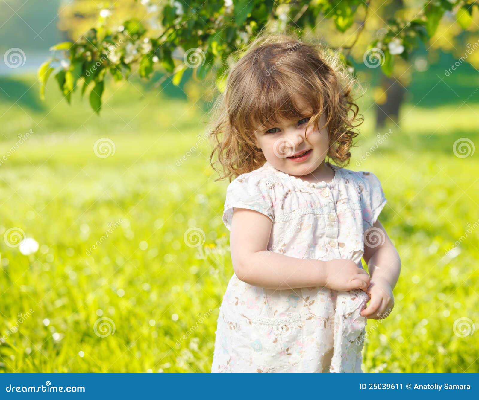 春天庭院、春天花、可爱的小女孩和郁金香 与一个篮子的逗人喜爱的孩子在开花的庭院里在温暖的天 库存照片 - 图片 包括有 快乐, 庭院 ...