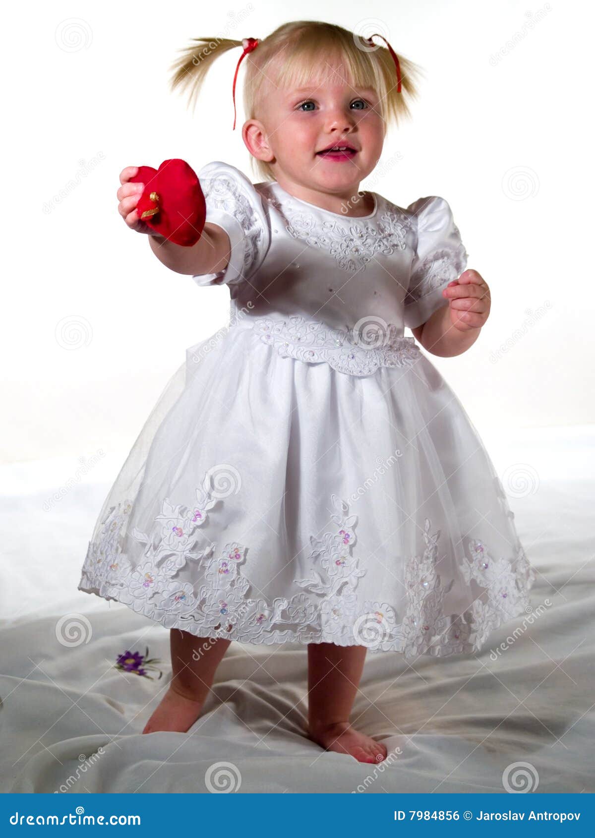 婴孩洗礼仪式女孩褂子 库存照片. 图片 包括有 婴孩, 年轻, 空白, 系列, 孩子, 无辜, 野蛮时代, 相当 - 425692