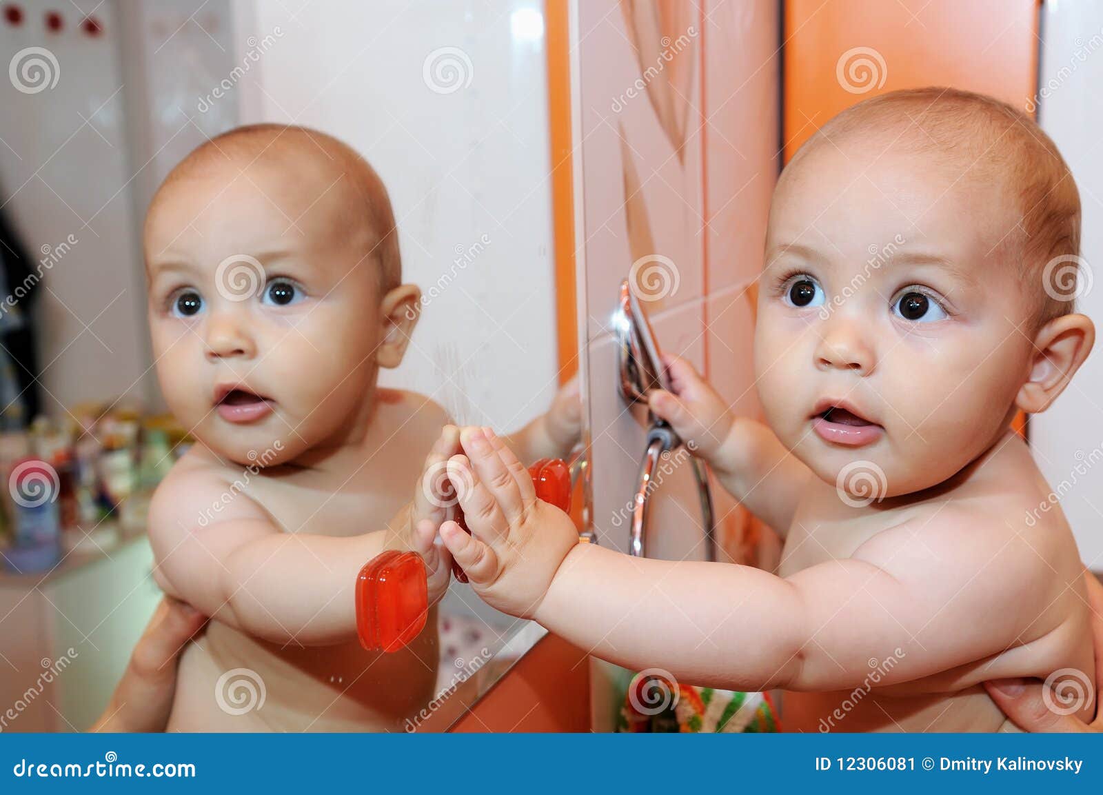 来看小宝宝照镜子咯_哔哩哔哩_bilibili