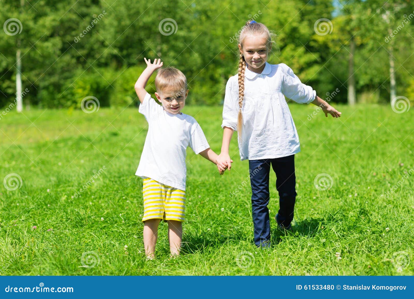 室外的兄弟和的姐妹 库存图片. 图片 包括有 愉快, 乐趣, 孩子, 减速火箭, 系列, 天空, 童年, 生活方式 - 39802227