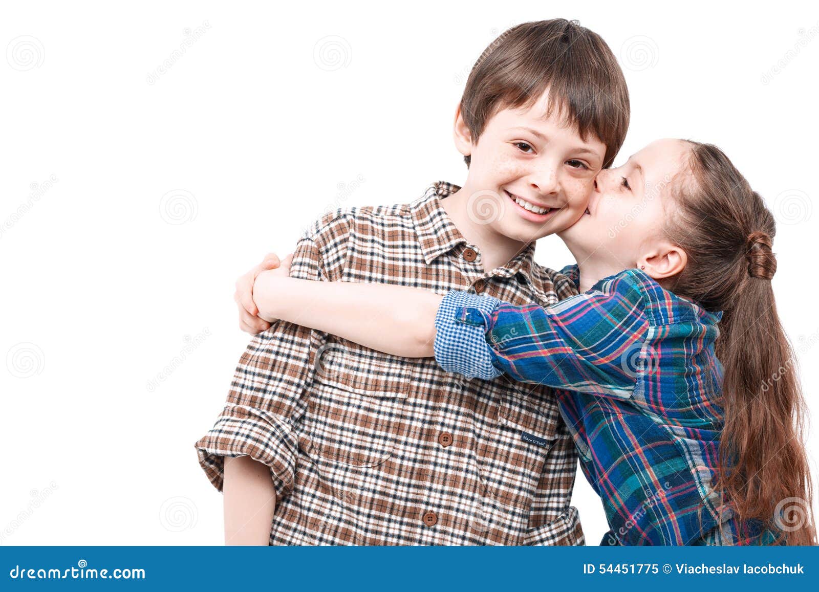 吻小男孩面颊的小女生47697_儿童专辑_人物类_图库壁纸_68Design