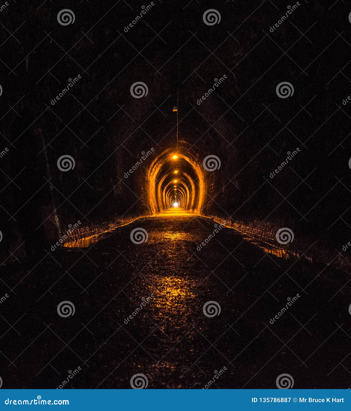 光在一个古金色矿隧道尽头