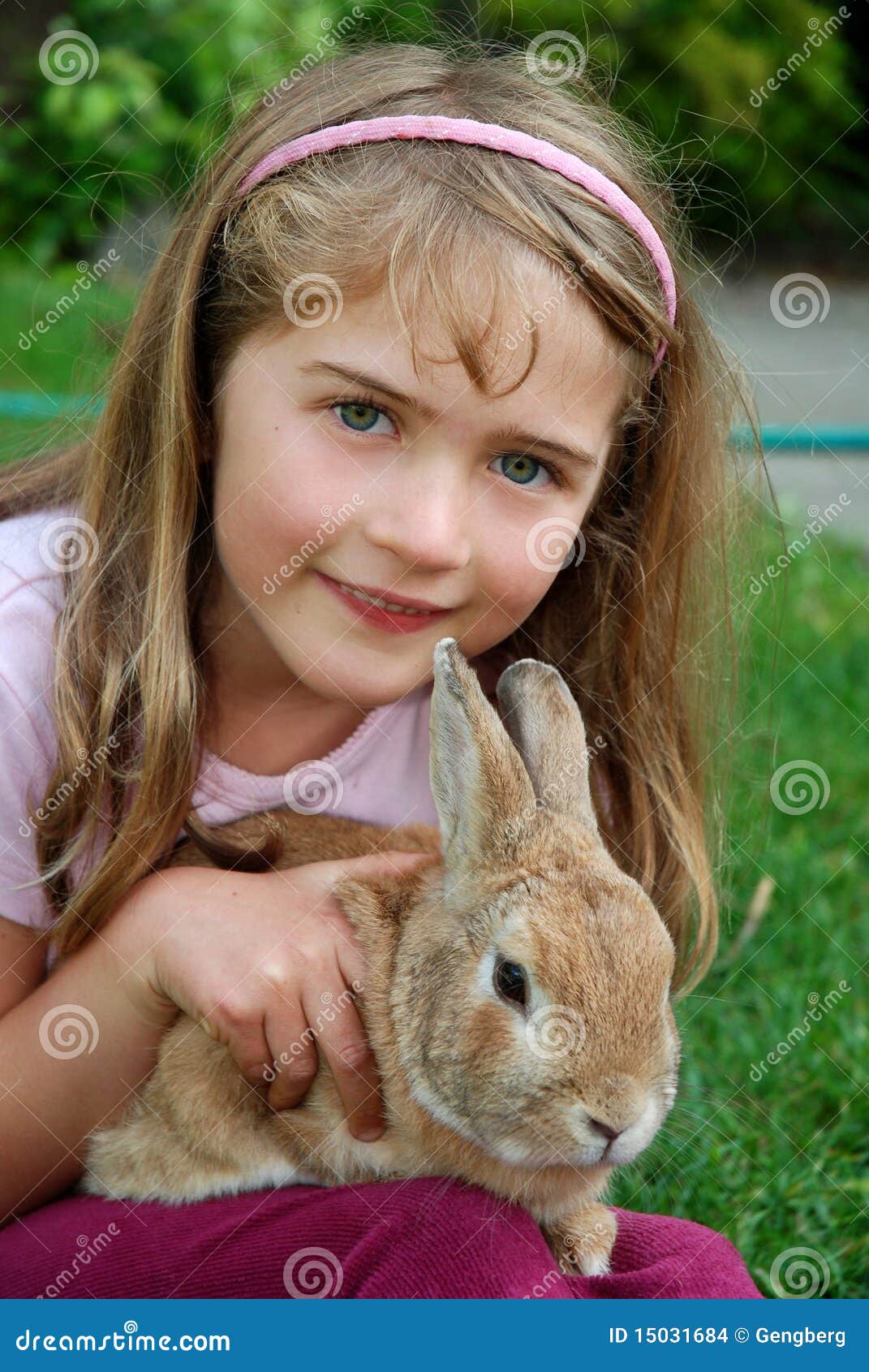 兔宝宝耳朵女孩一点周道的粉红色 库存图片. 图片 包括有 人们, 纵向, 兔宝宝, 乐趣, 滑稽, 作梦 - 24089191