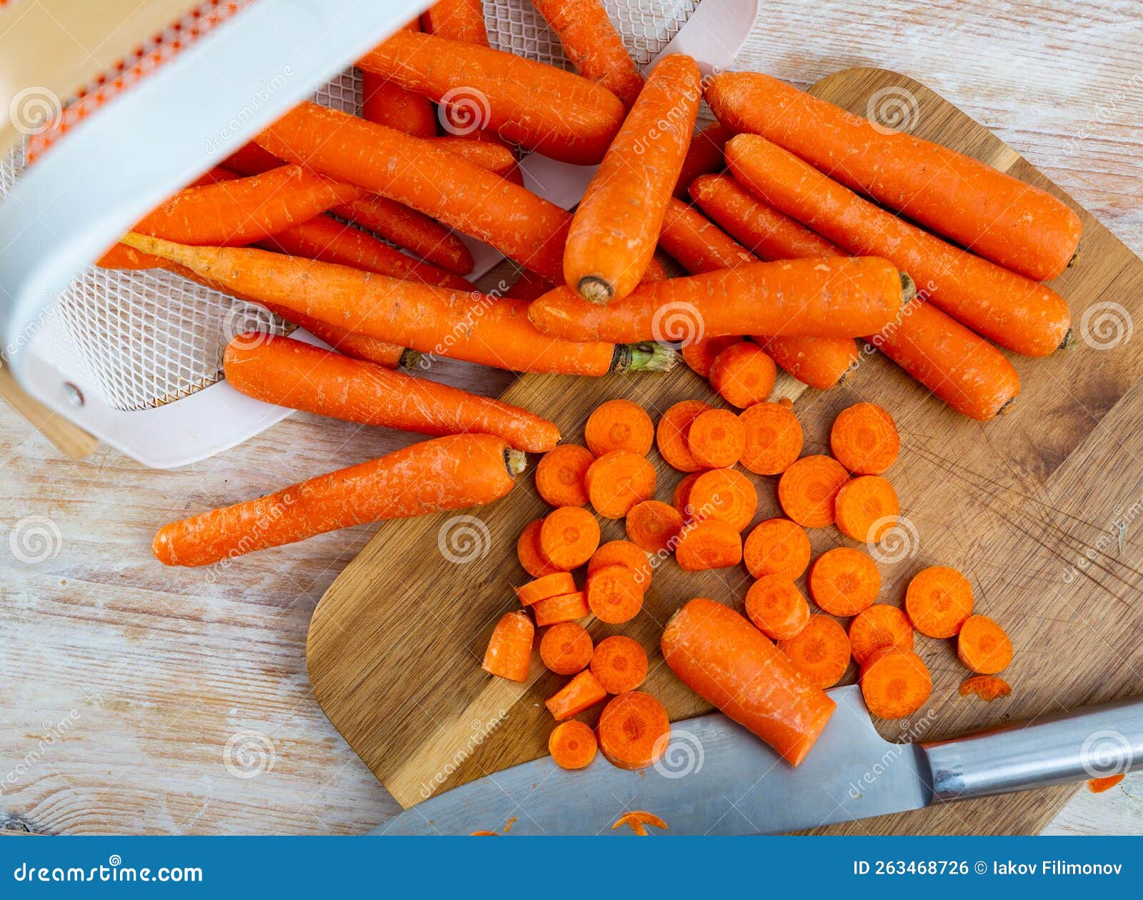 新鲜切片的胡萝卜蔬菜素材