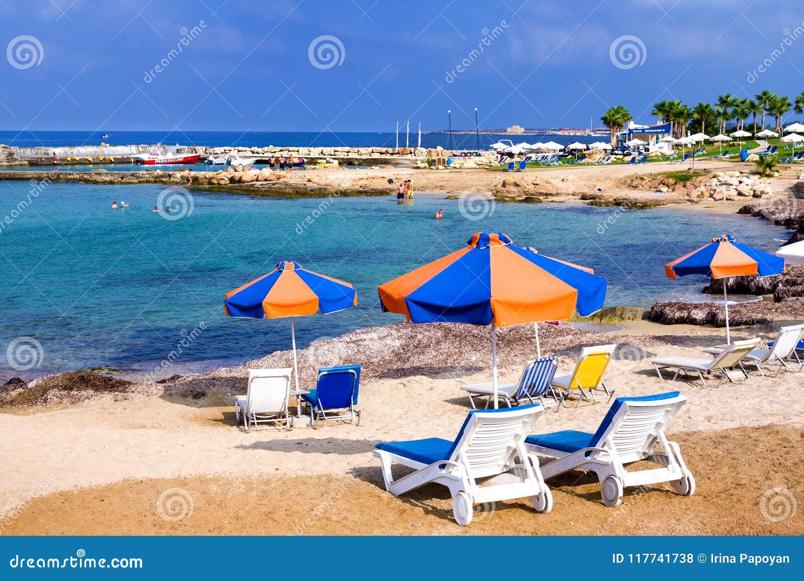帕福斯，塞浦路斯- 2017年7月16日：公开海滩Pachyammos早晨 帕福斯 塞浦路斯