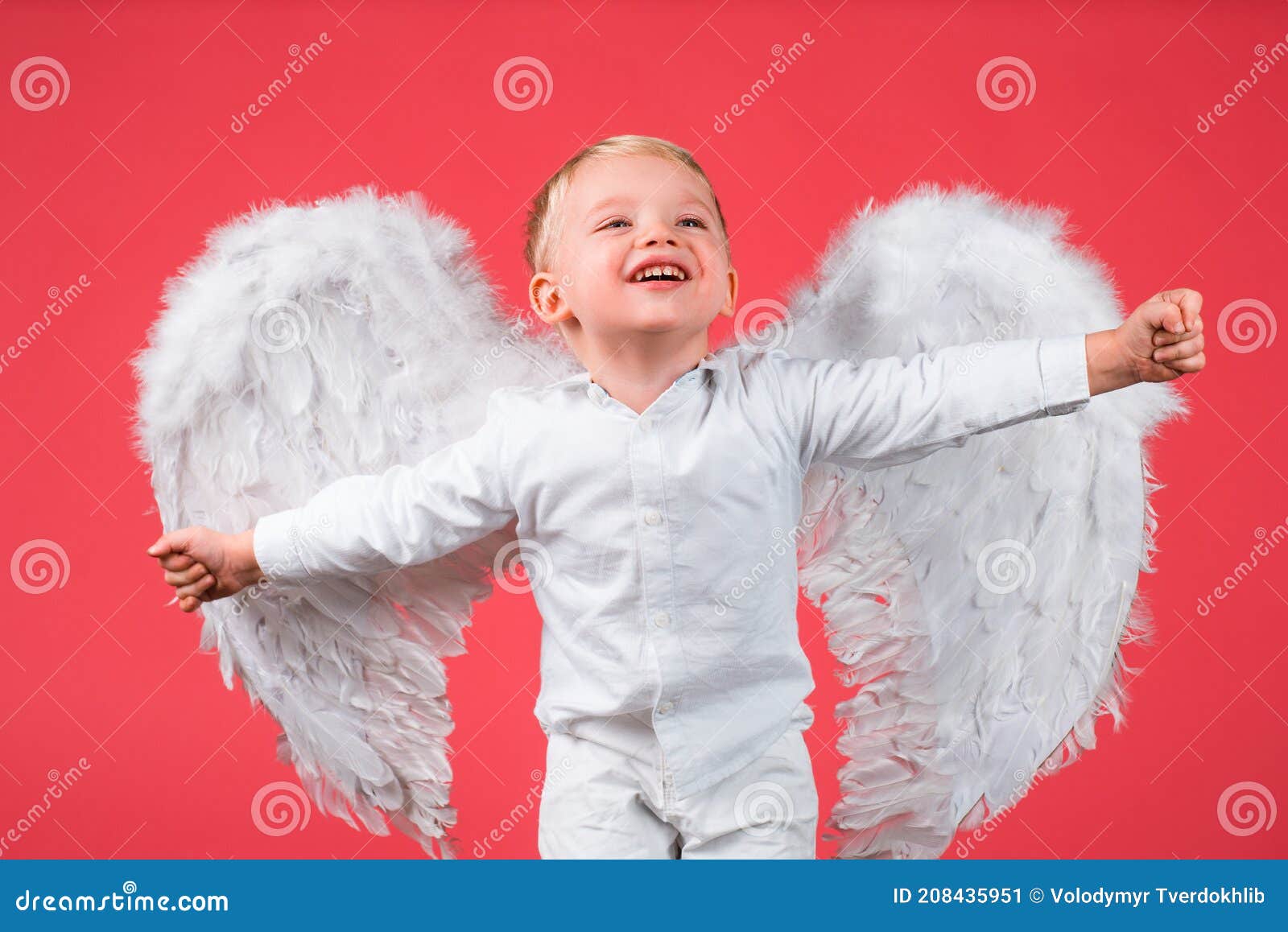 天使翅膀的天使小男孩. 库存图片. 图片 包括有 天堂, 子项, 幸福, 想象力, 概念, 圆形露天剧场 - 202967065