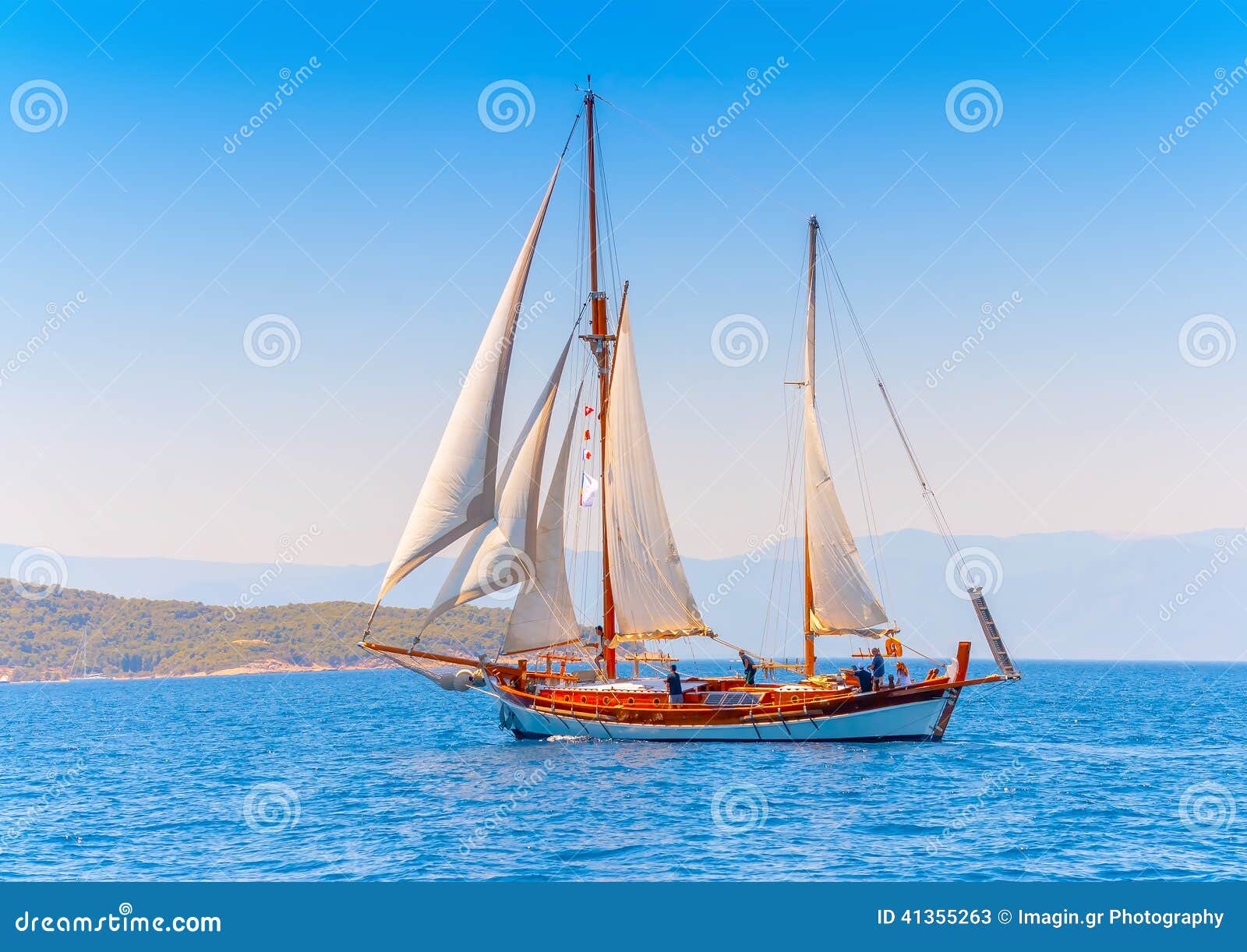 经典木帆船 编辑类库存图片. 图片 包括有 九头蛇, 帆柱, 红色, 巡航, 室外, 风帆, 有效地, 海上 - 41355339