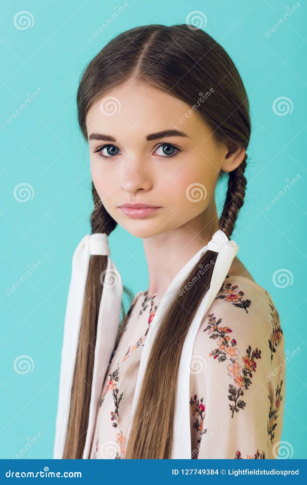 少年女孩的肖像与黑色和白色的长辫子插图。插画图片素材_ID:392356292-Veer图库