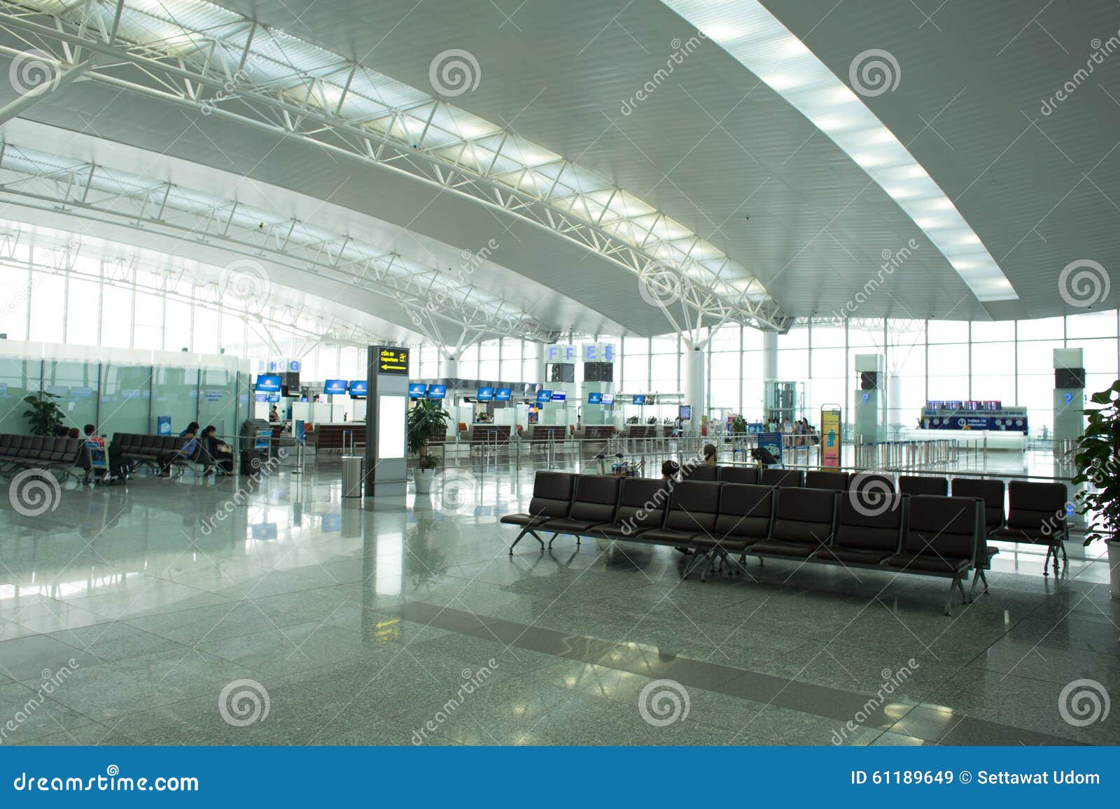 河内，越南- 2017年6月10日：微明的内排国际机场与霍尔T2，最大的机场在北越南 图库摄影片 - 图片 包括有 等候, 新建: 111277577