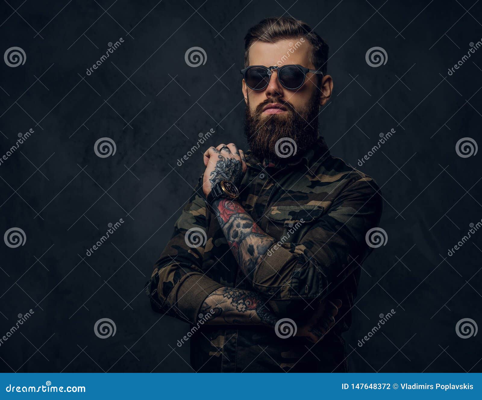 一个肌肉赤裸有胡子的tattoed男性的画象与时髦的理发的在体育长裤，隔绝在黑暗 库存照片 - 图片 包括有 爱好健美者, 黑暗: 113669564