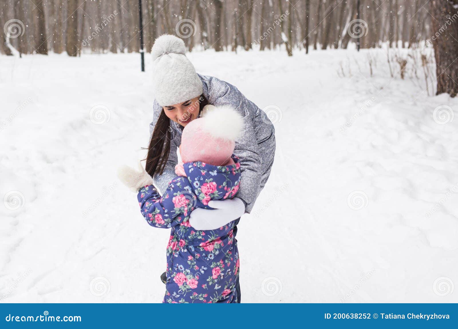 去年轻的夫妇在冬天公园亲吻 库存图片. 图片 包括有 外衣, 激情, 正在, 男人, 言情, 无忧无虑 - 109782245