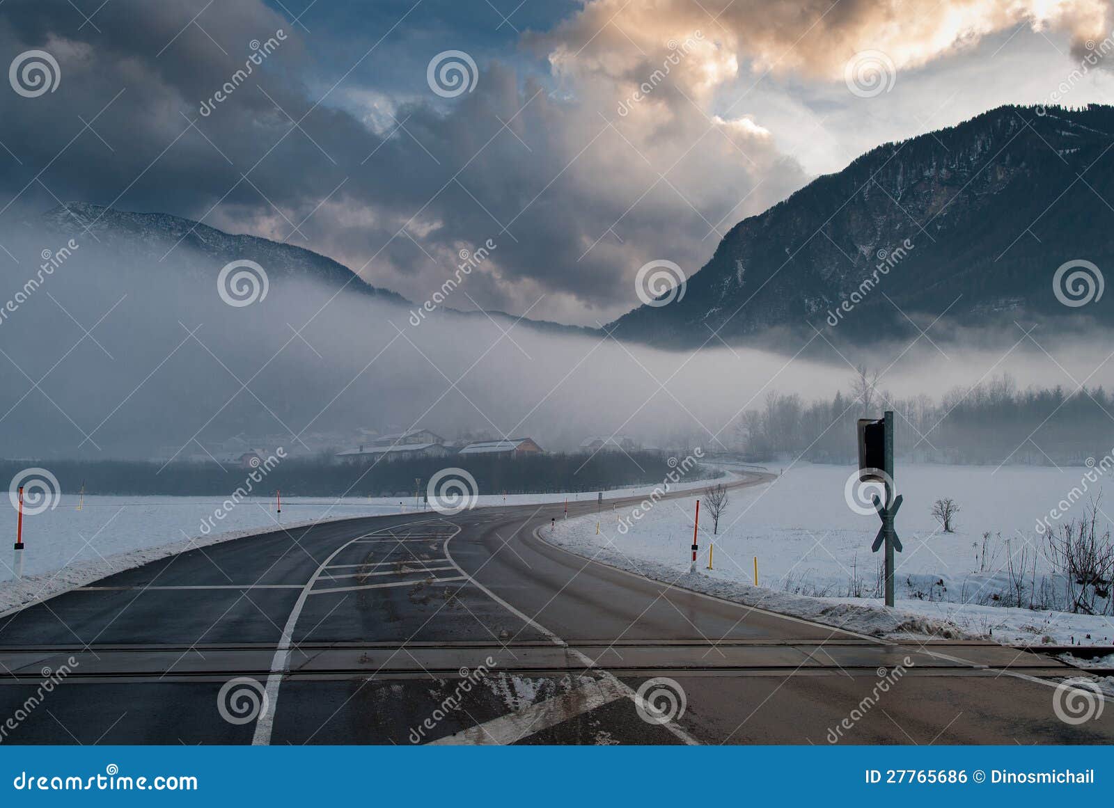 在路上，在奥地利阿尔卑斯附近的冬天横向
