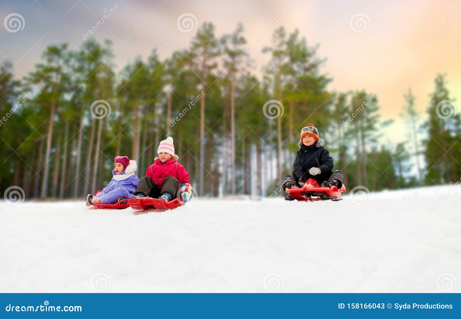 去下来从多雪的小山的小滑雪者 库存照片. 图片 包括有 乐趣, 童年, 蓝色, 活动家, 少许, 休闲, 男朋友 - 44034774