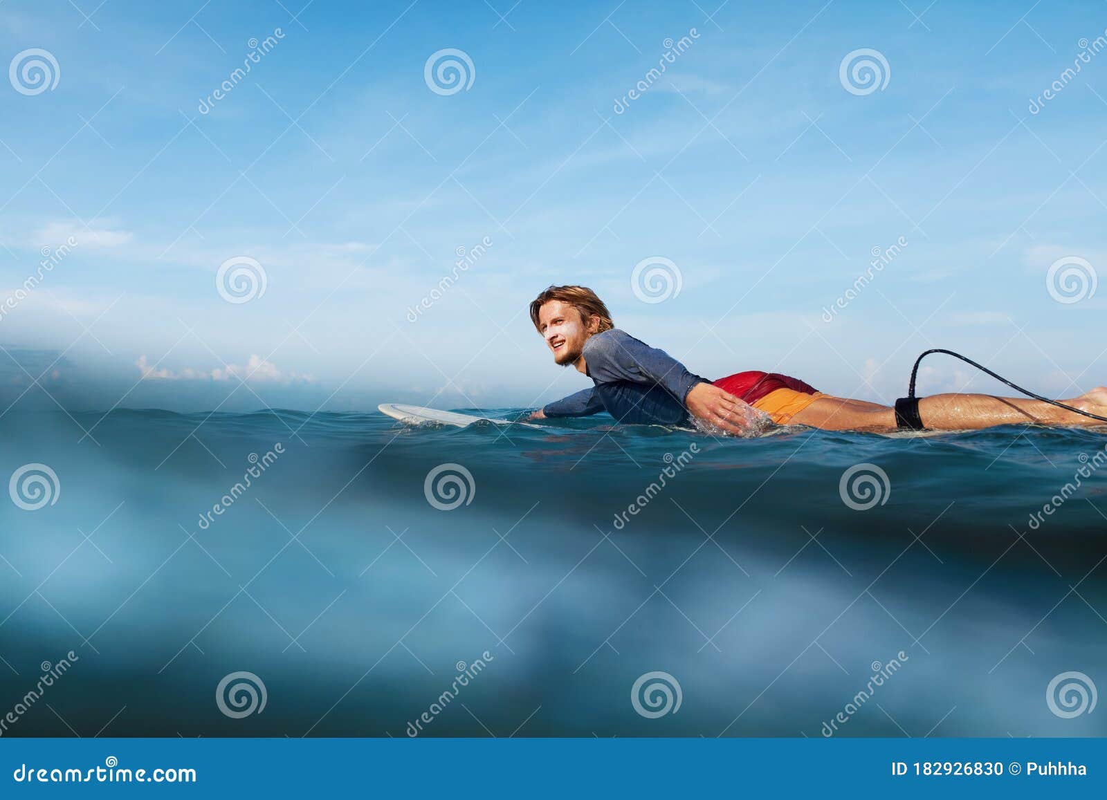 游泳池放松的帅哥 库存图片. 图片 包括有 生活方式, 被平衡的, 蓝色, 健康, 英俊, 快乐, 手段 - 234614451