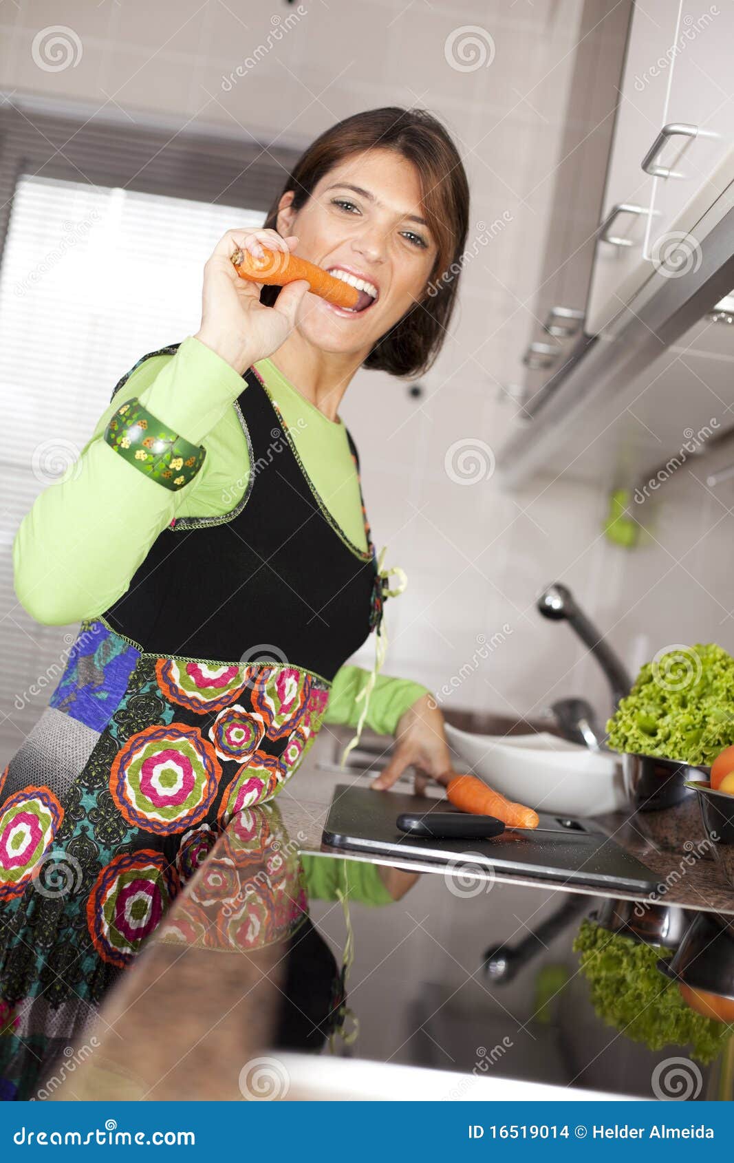 烹调汤的年轻愉快的妇女在厨房里 健康膳食、生活方式和烹饪概念 微笑的学生女孩 库存图片 - 图片 包括有 愉快, 健康: 155090947