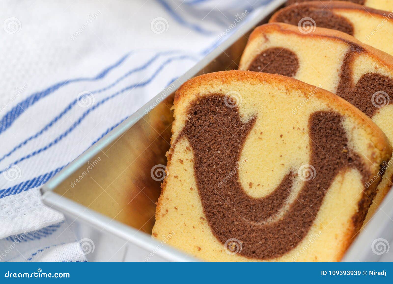 切片大理石花纹蛋糕 库存图片. 图片 包括有 甜甜, 食物, 英镑, 片式, 巧克力, 亚麻布, 可可粉 - 58716363