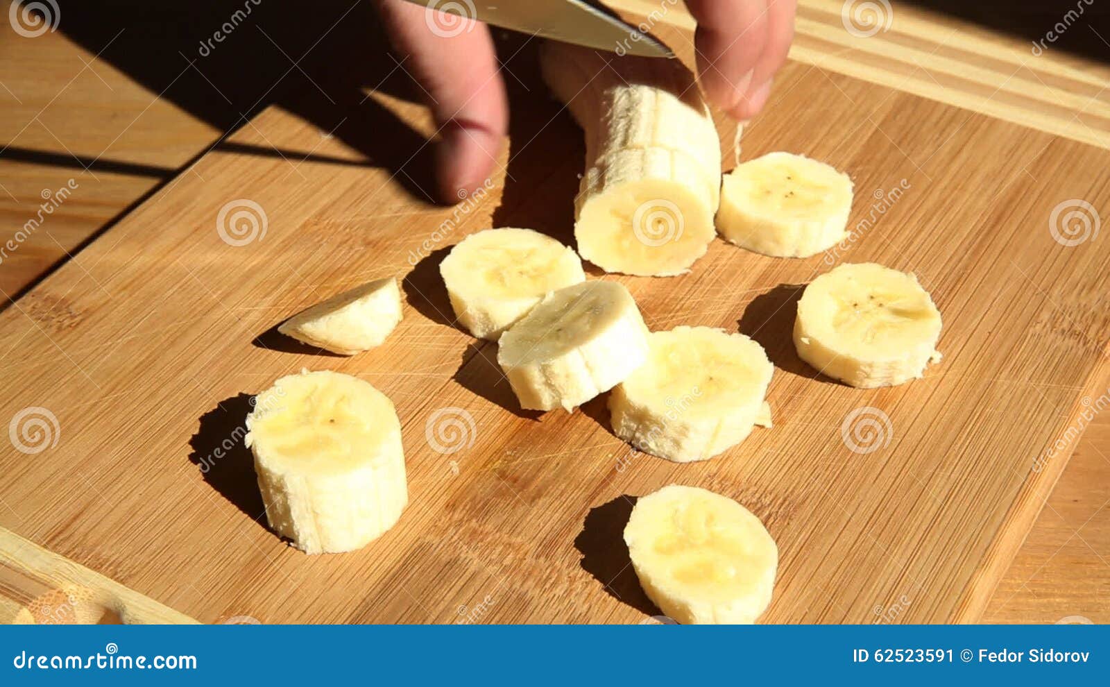 香蕉香蕉切在白色隔绝的果子 库存照片. 图片 包括有 有机, 健康, 果子, 查出, 背包, 楼梯栏杆, 切片 - 69874504