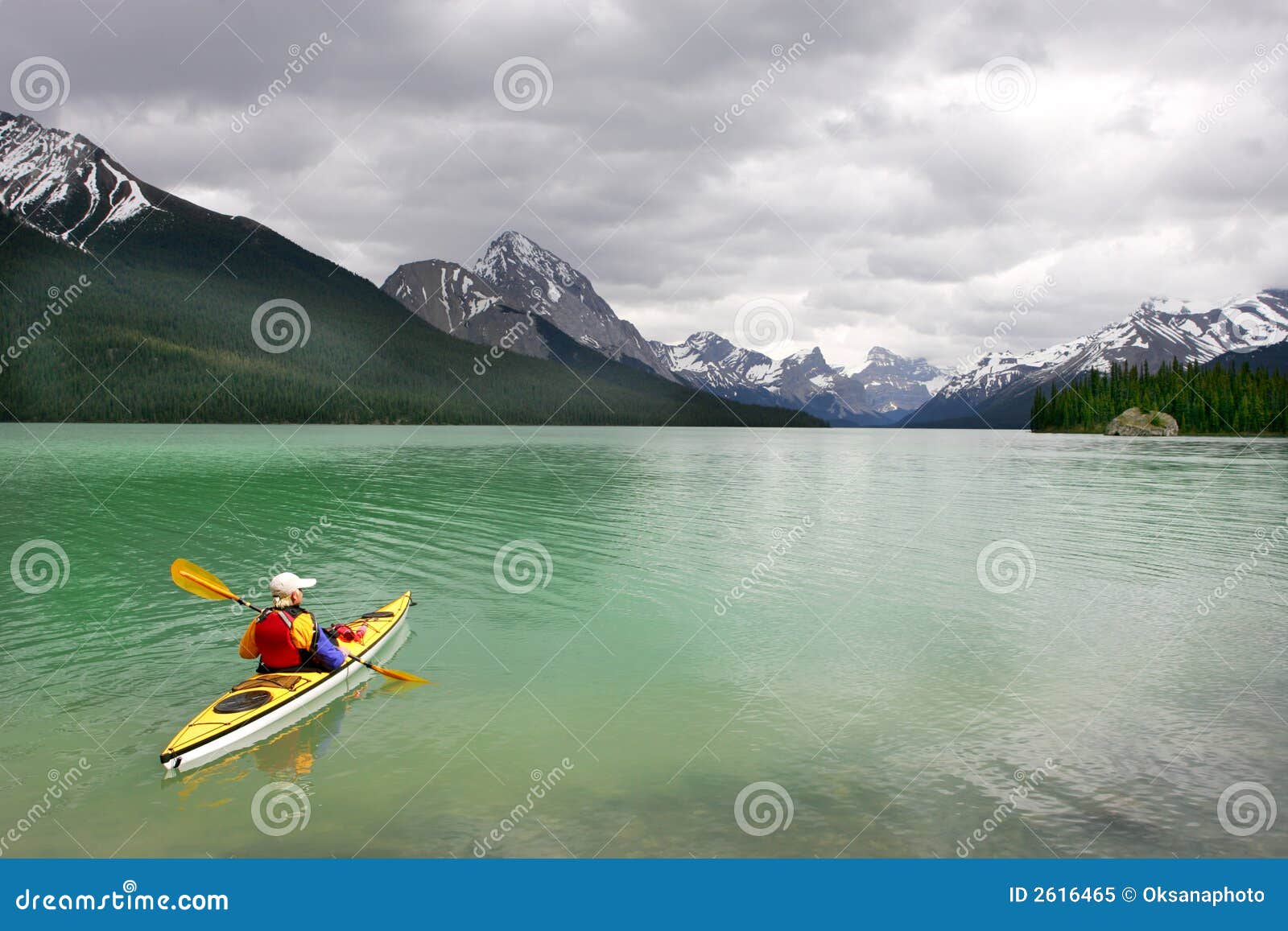 划皮船的banff. Banff加拿大鲜绿色划皮船的湖国家公园