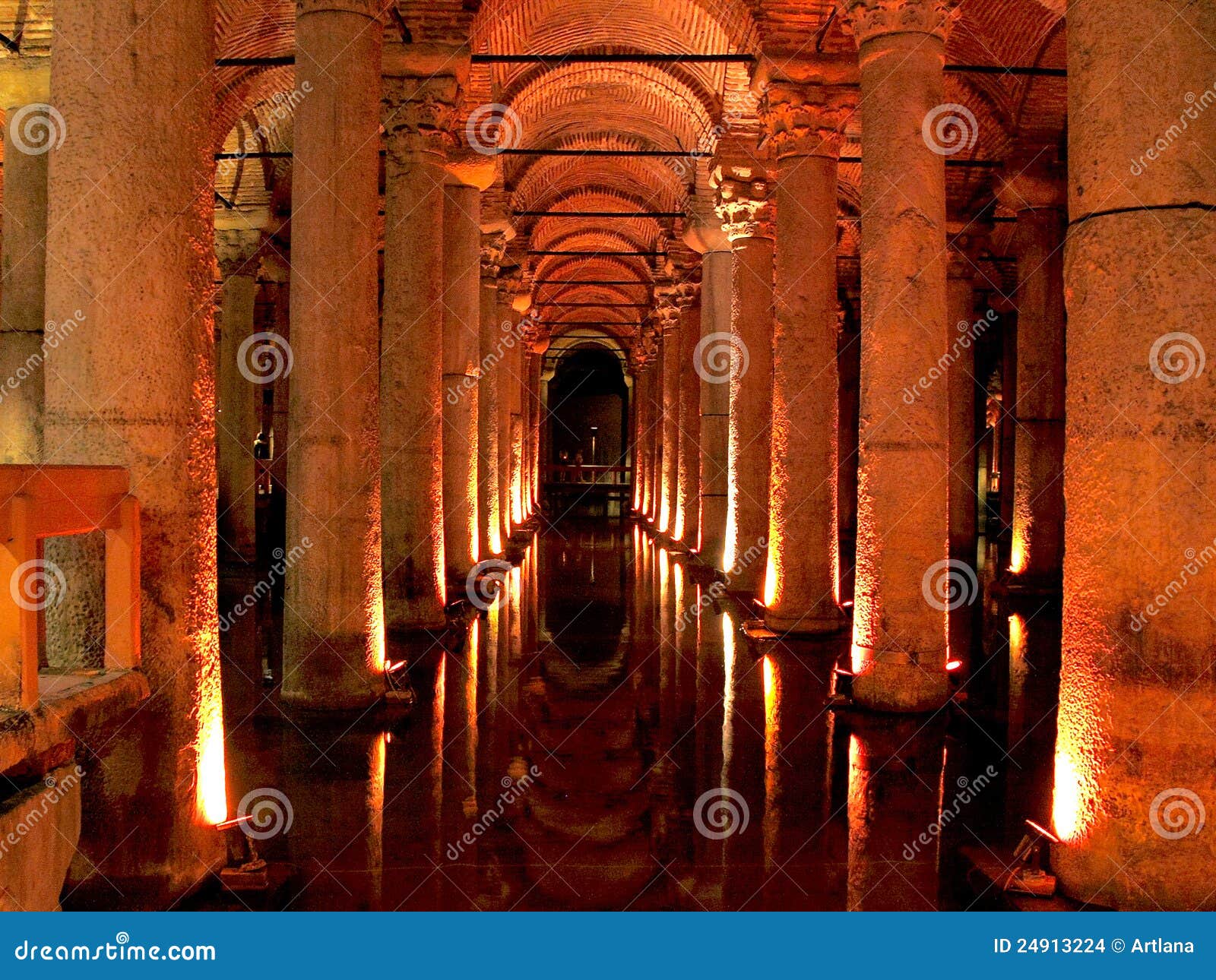 Columns. 列行的照片与他们的反映的在水中在清真寺拍了在伊斯坦布尔