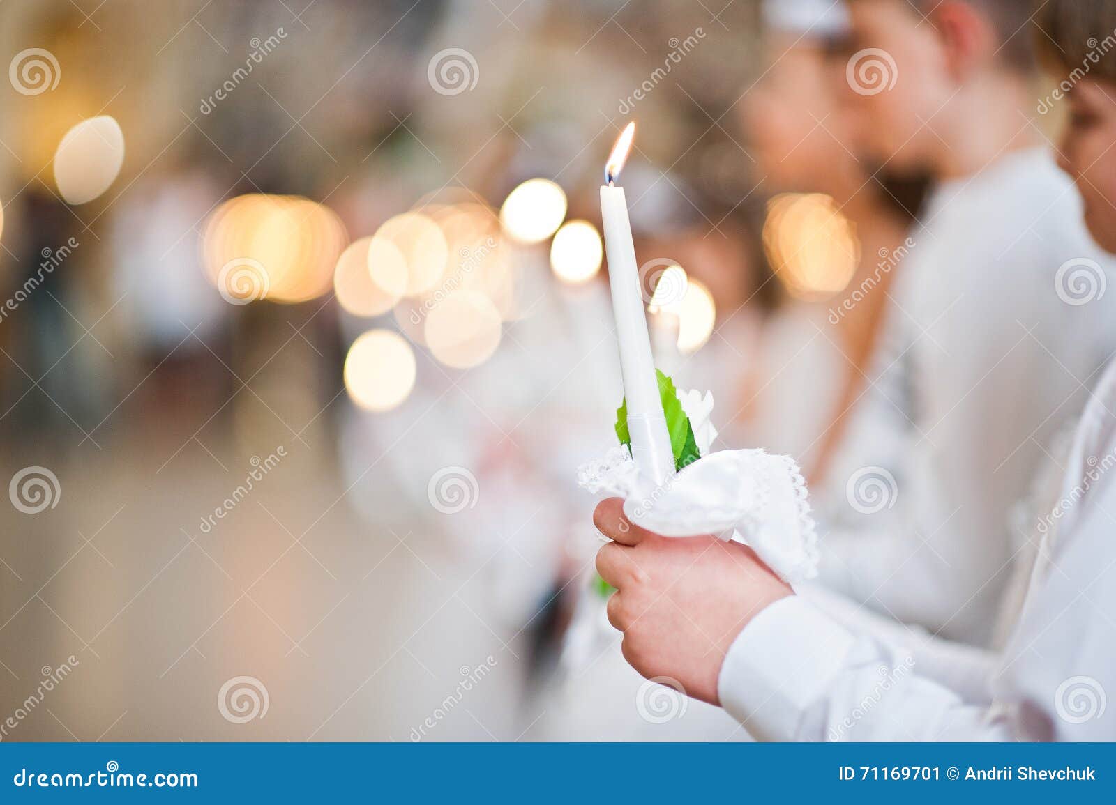 利沃夫州，乌克兰- 2016年5月8日：第一个圣餐的仪式我. 利沃夫州，乌克兰- 2016年5月8日：第一个圣餐的仪式在圣皮特圣徒・彼得教会里伟大乌克兰希腊语天主教