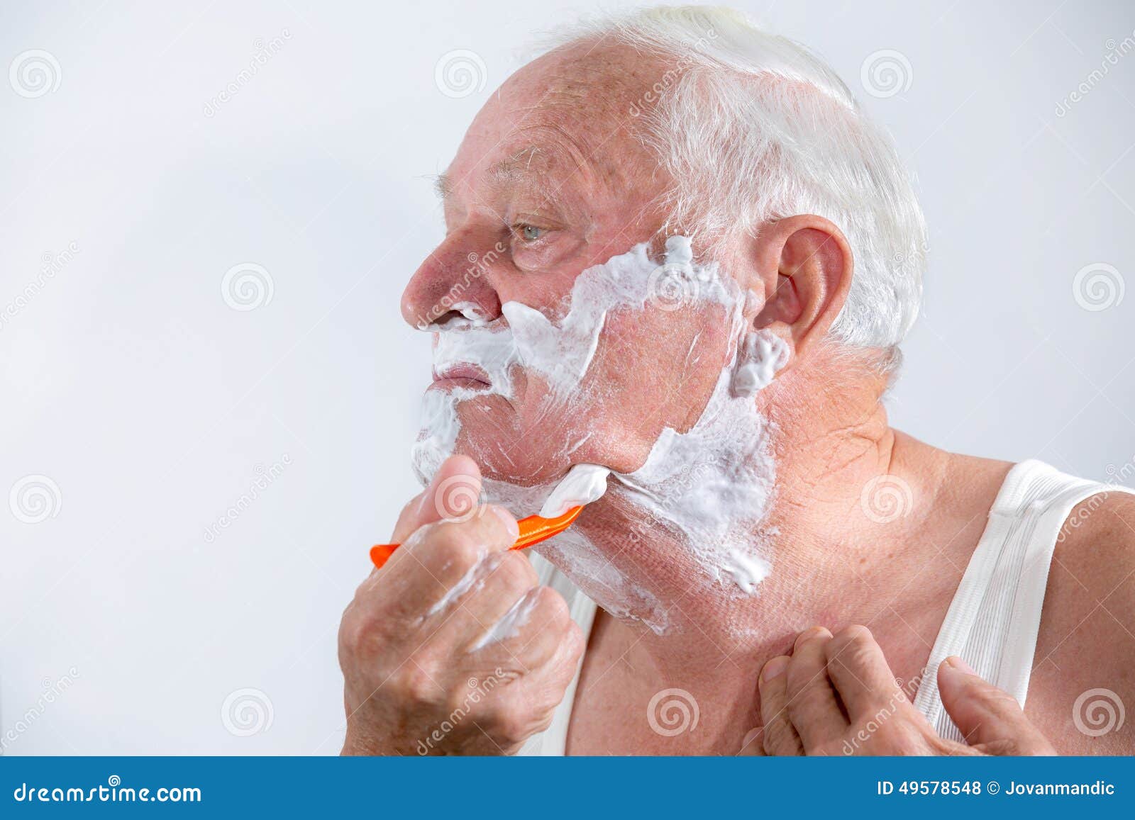 得到他的胡子的老人在家刮由年轻熟练的人 库存图片. 图片 包括有 孙子, 祖父, 客户, 男人, 纵向 - 118489397