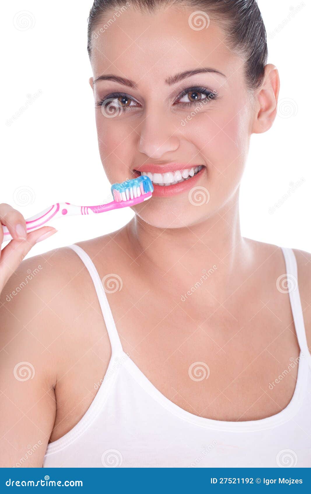 刷她的牙的美丽的少妇. 刷她理想的牙的美丽的少妇