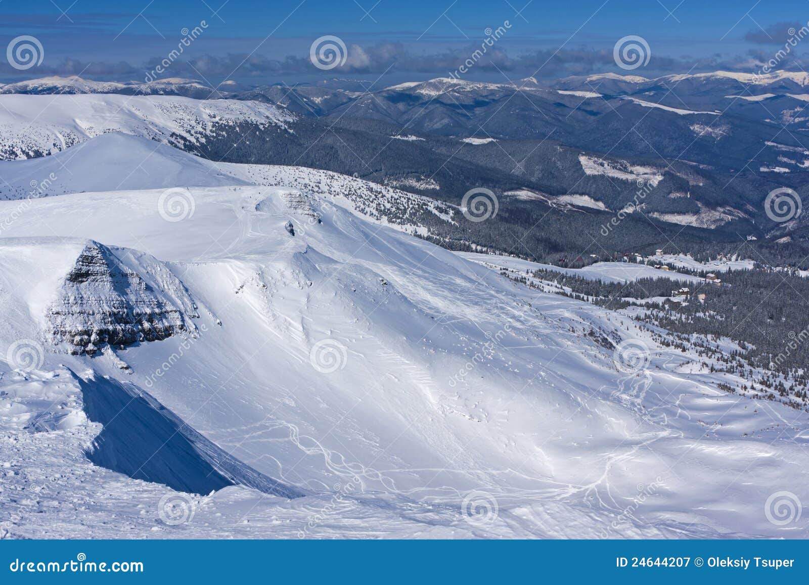 加盖的高峰雪视图. 1881上述在bliznitsa之下加盖了喀尔巴阡山脉的dragobrat freeride极大的级别米山山安排手段海运滑雪雪对乌克兰视图