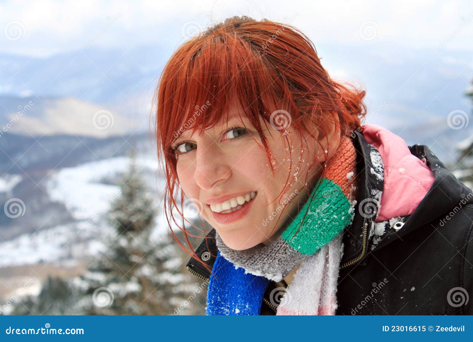 妇女冬天画象有雪背景 库存图片. 图片 包括有 纵向, 室外, 妇女, 成人, 高级, 人员, 围巾, 冬天 - 64518965