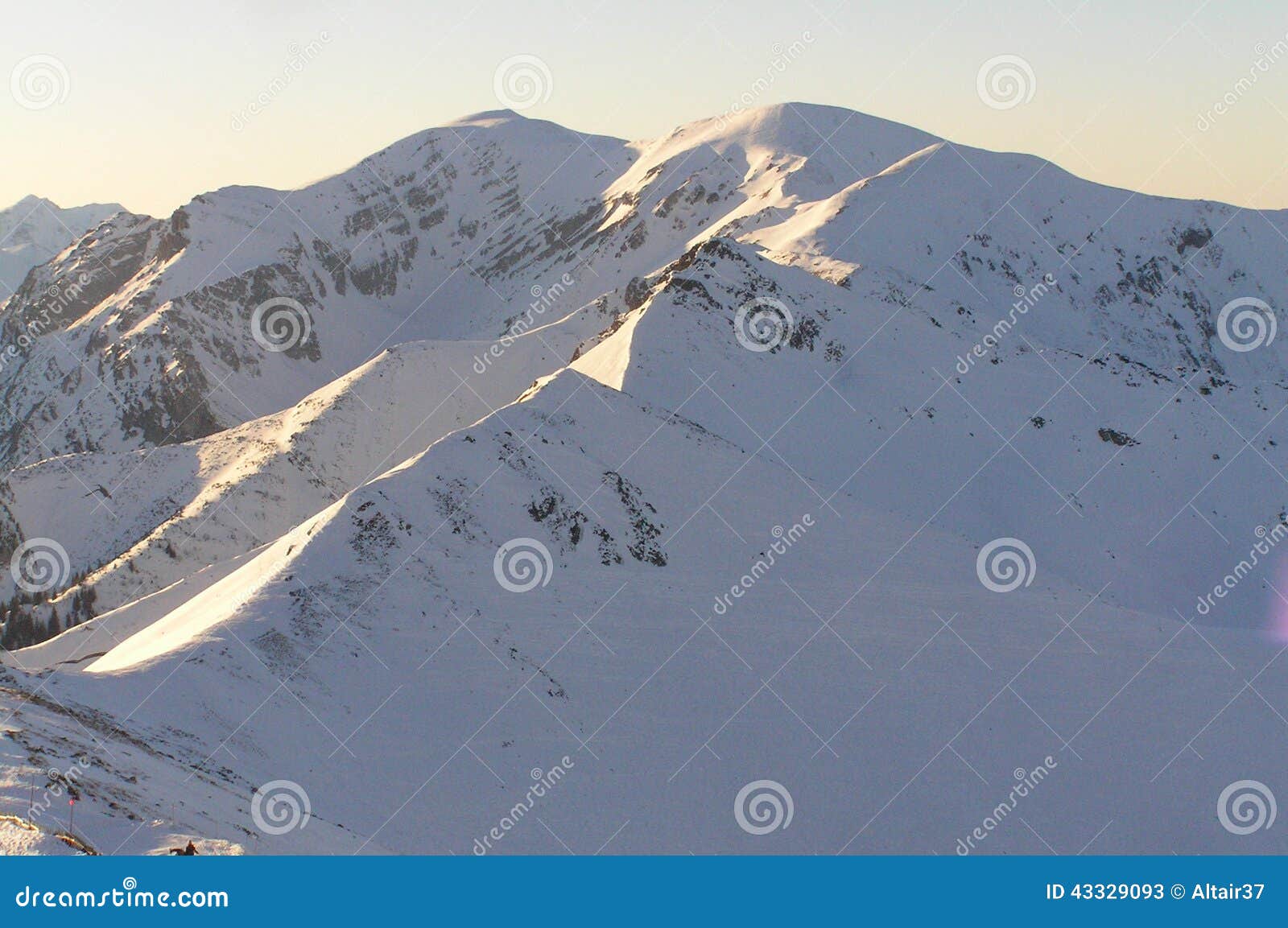 包括的山雪. 它是高Tatra山在冬天