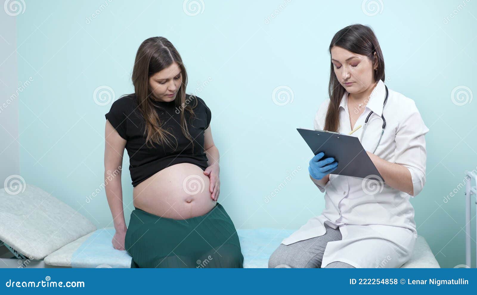 一位美丽的孕妇在医生测量时摸着她裸露的肚子 库存照片. 图片 包括有 åœ»å­¦, ÿè‚²åš›, ¸å¯¹ - 209903624