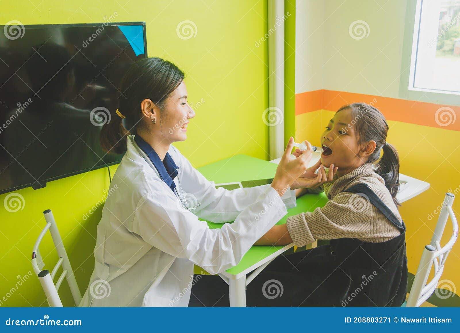 中国医生站在医院前，微笑迎接，简约向量图，白色背景